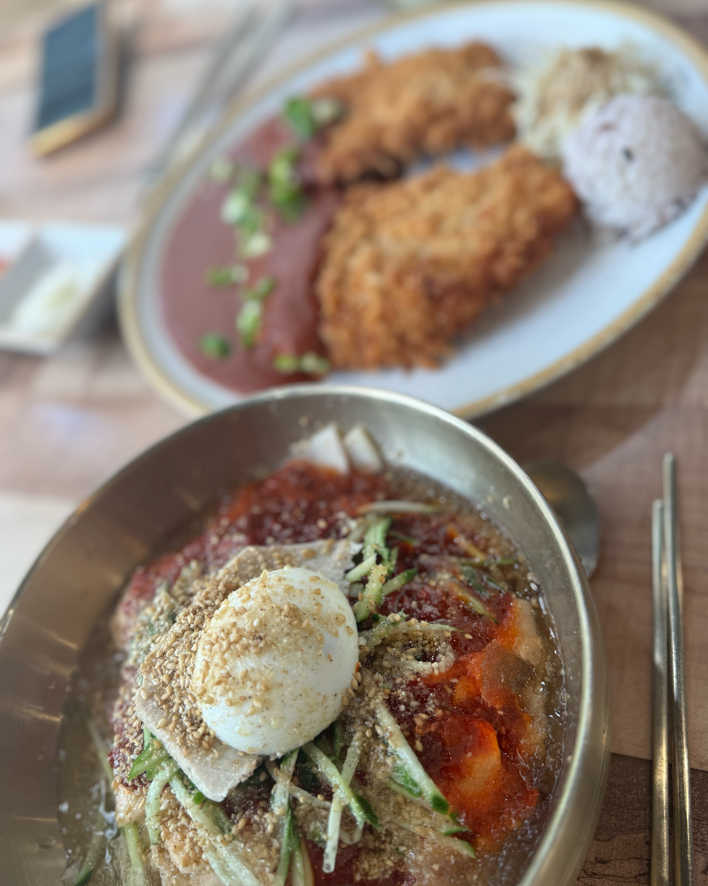 놀러왔다가 리뷰보고 맛있어보여서 달려왔어요 ㅎㅎㅎㅎ 처음먹어보는 밀면 짱맛잇어요 돈가스 최
