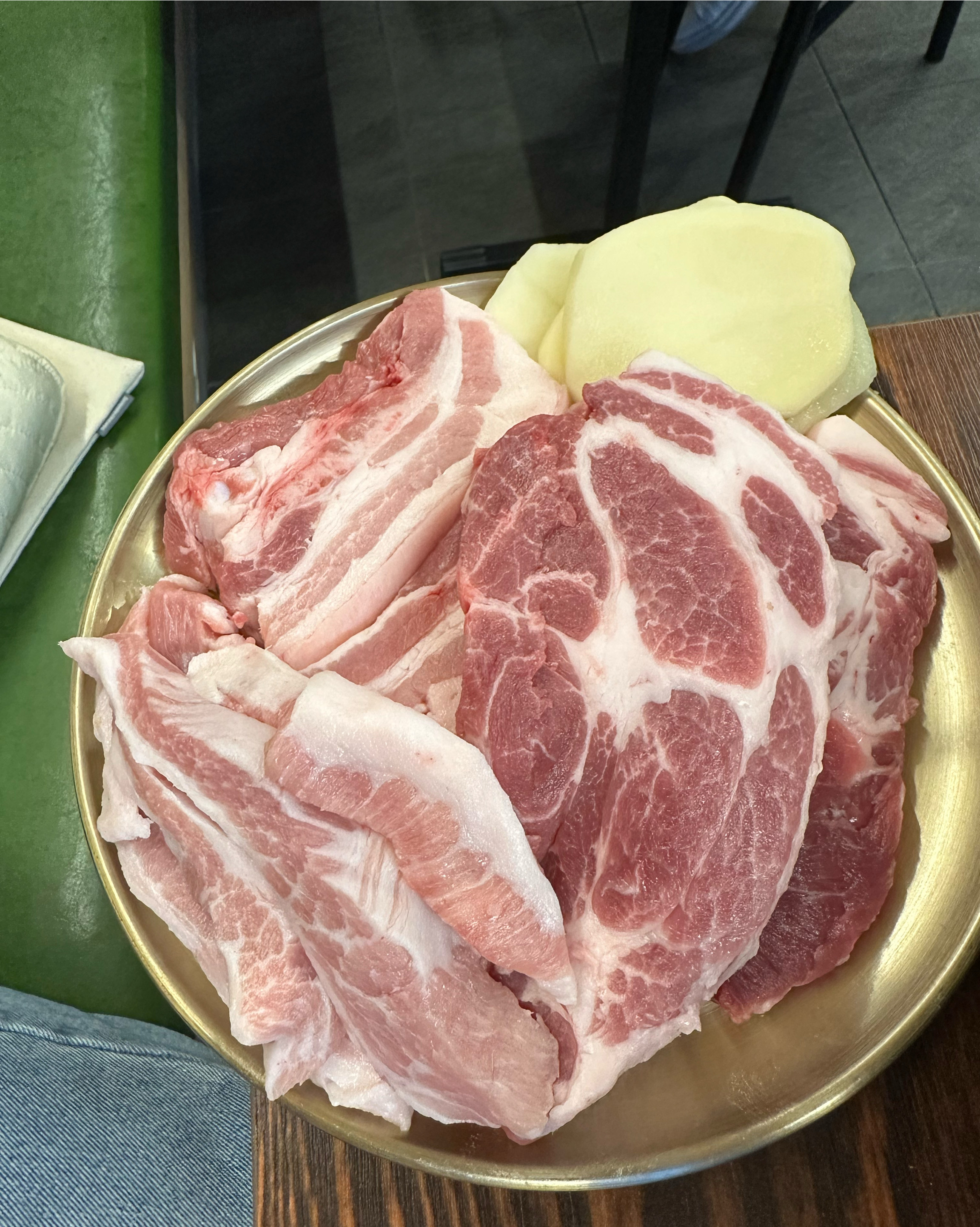 천호동에 외식나왔다가 고기집 어디갈까 하다 왔는데 가격도 착하고 고기도 다 구워주시고 김치