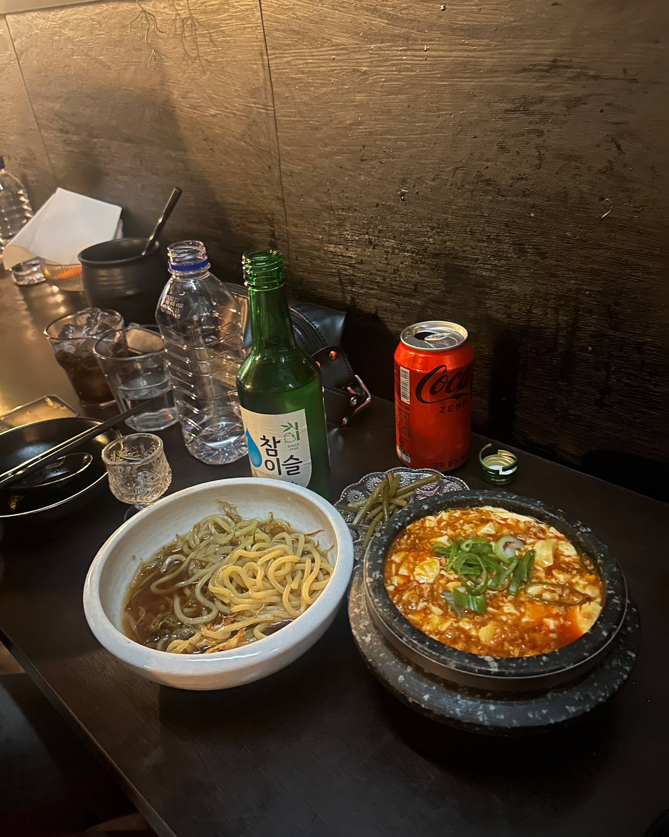 친구가 자주 와봤다해서 왔는데 용암두부 너무 맛있어요!! 술 종류도 다양하고 분위기도 좋아