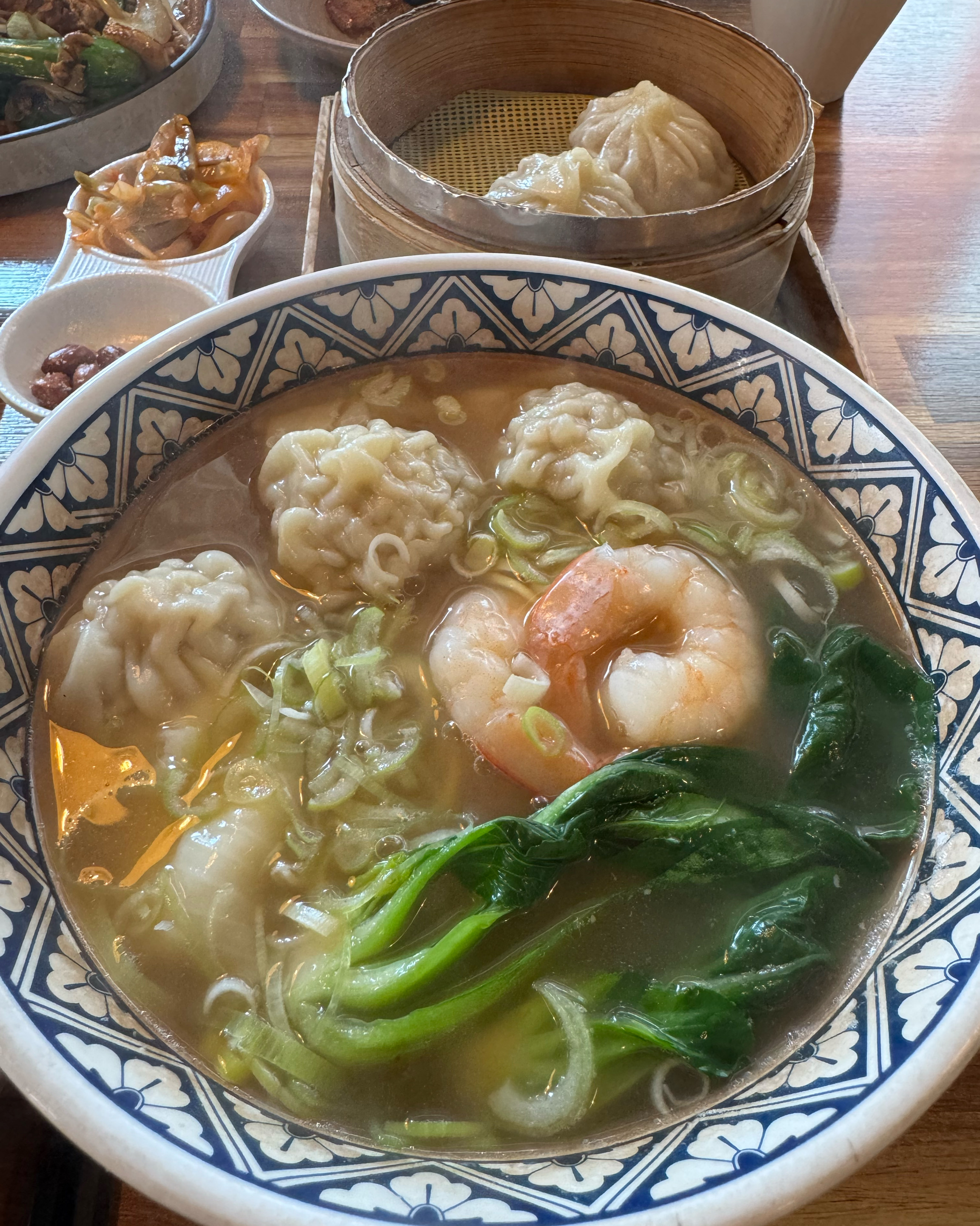 둘이 가서 면 두개 샤오롱바오 두개 하가우 하나 새우 뭐시기 하나 먹었는데 오아 맛있게 먹