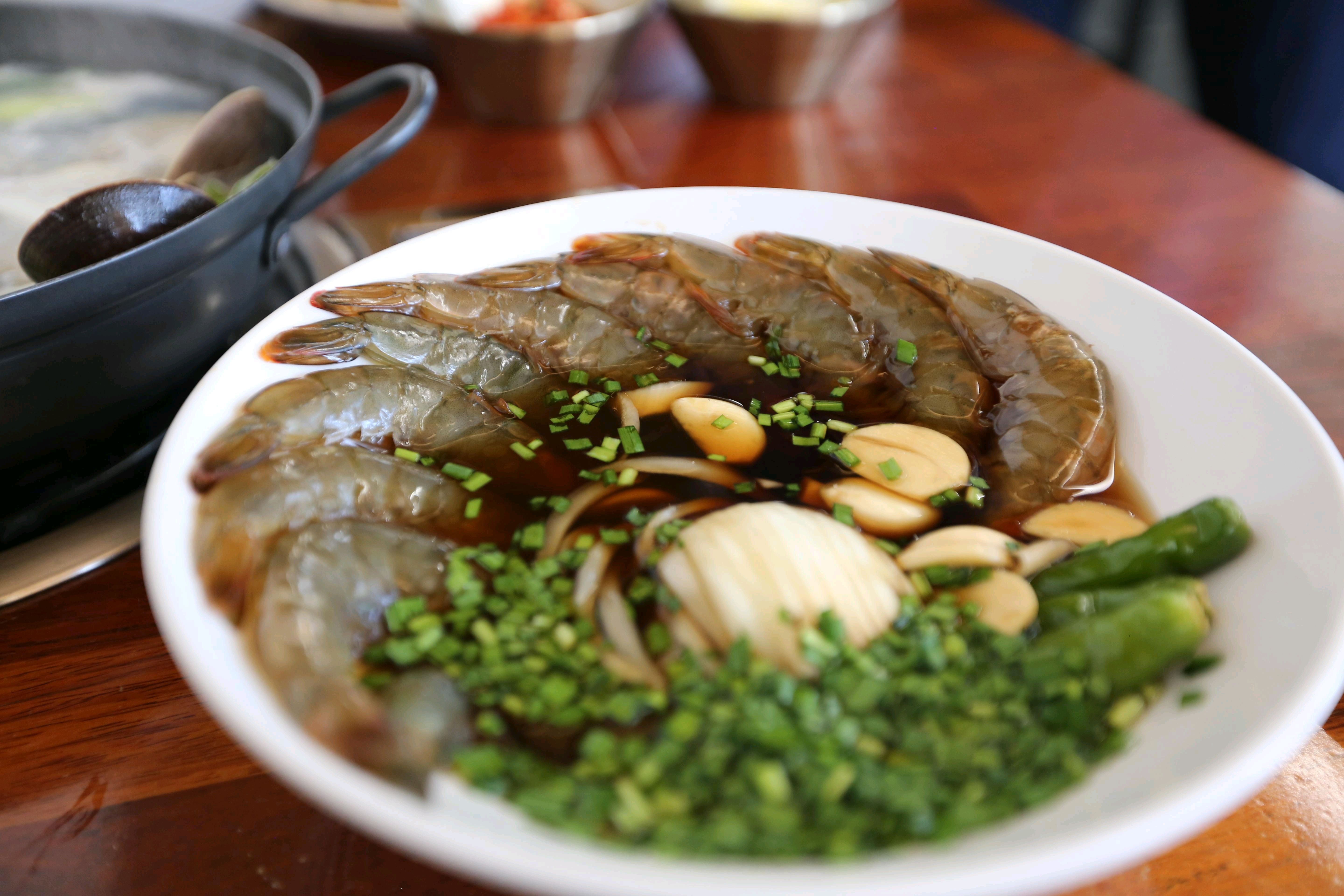 이 동네 술 마시고 해장하러 왔는데 칼국수에 차돌수제비 조합이 넘 맛있네요 백합 향이 은은
