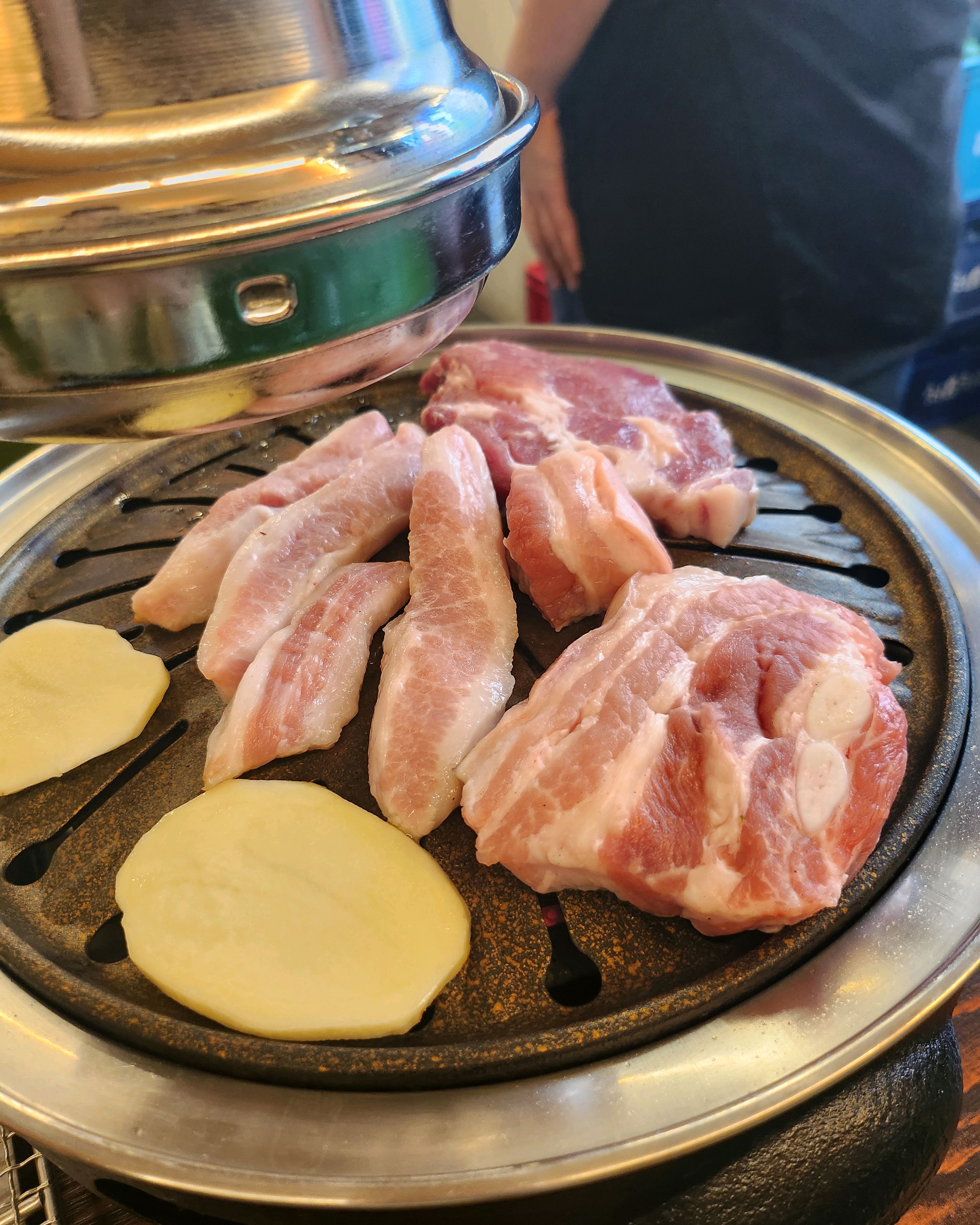 동네에 새로 생긴 고기집이라 처음와봤는데 창문 날씨좋고 창문 활짝 열어주시니 술 고기 다