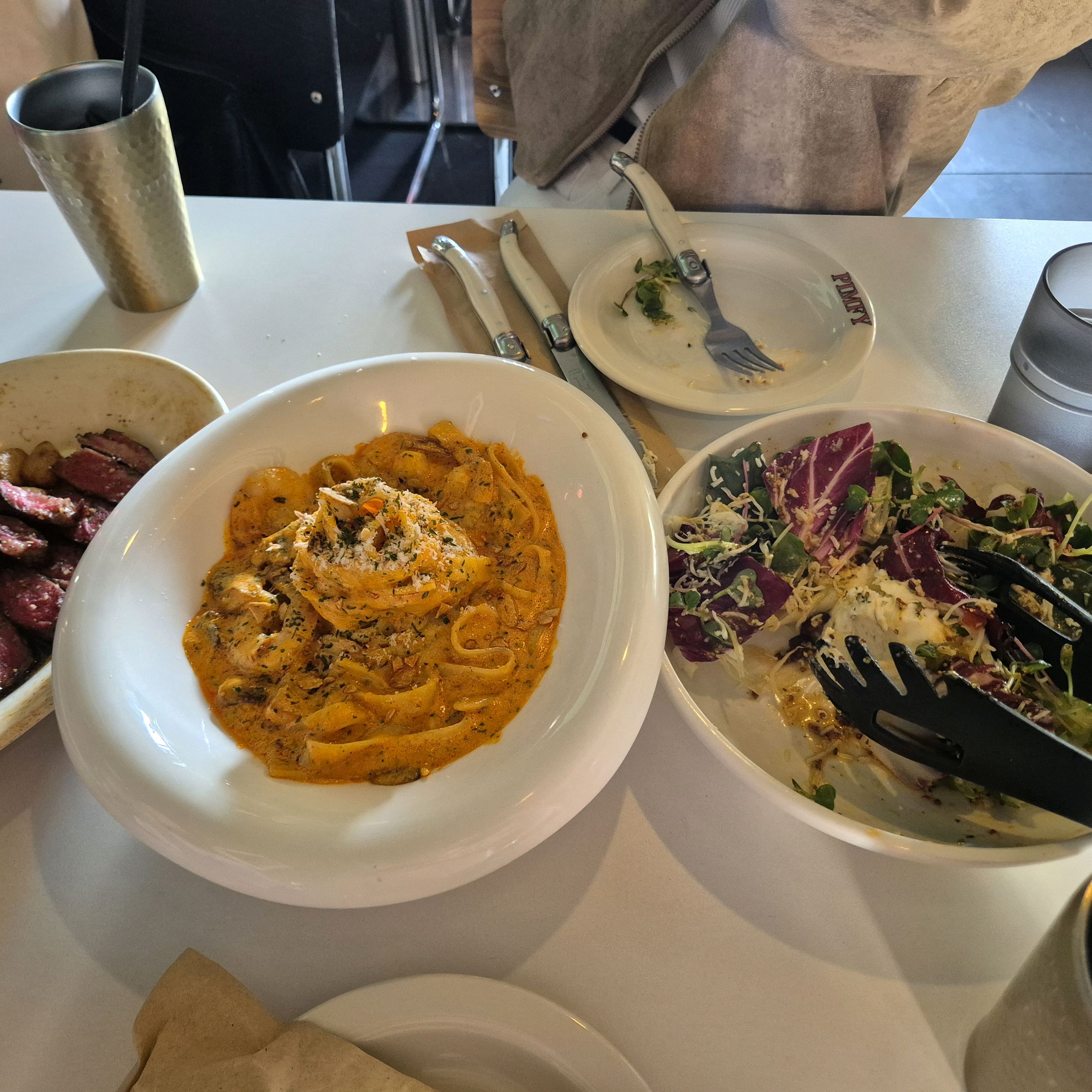 넘 너무 맛잇어여 특히 크림치즈 크레커랑 샐러드 크림치즈만 퍼먹고싶었어요 채고 스테이크도