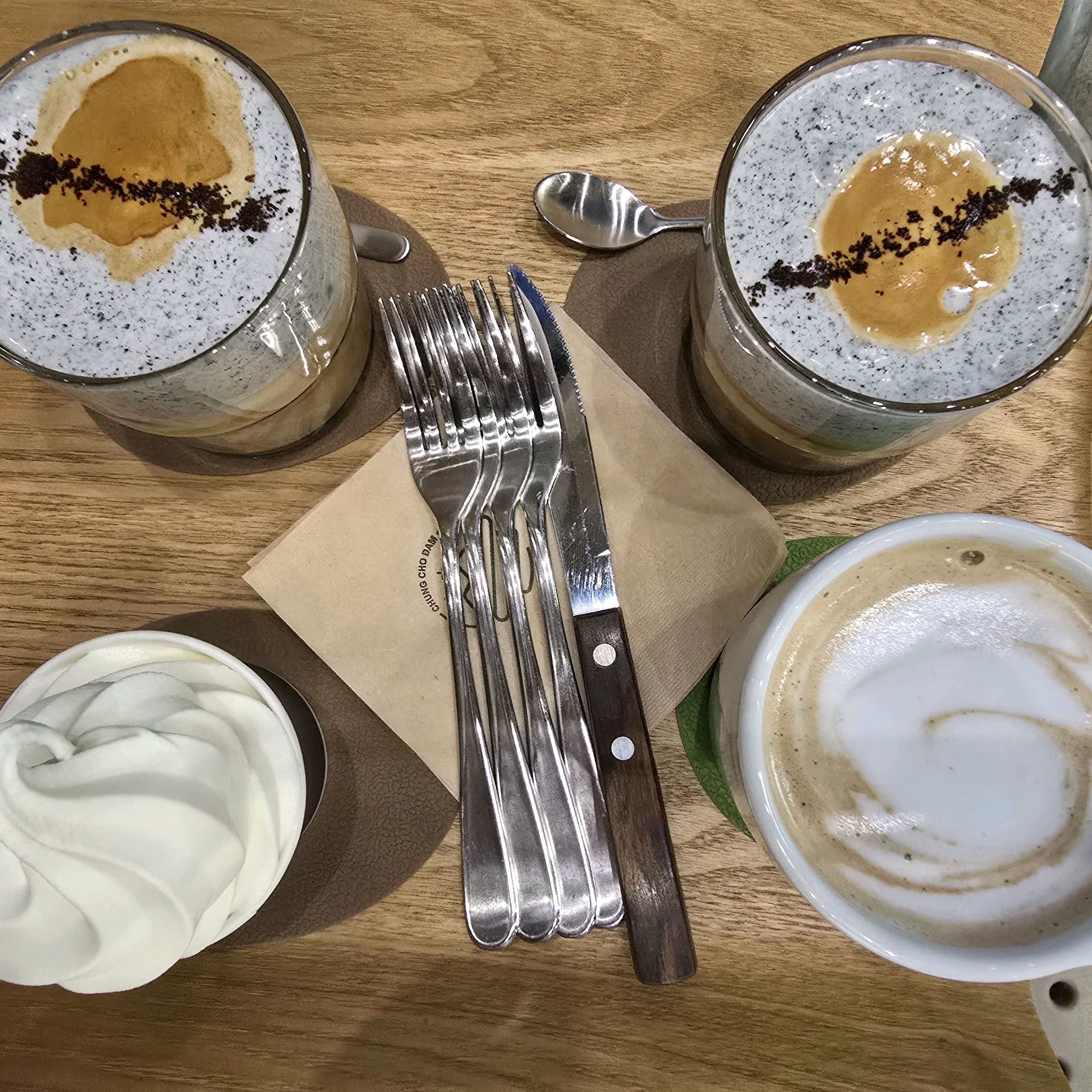 흑임자 라떼 강추해요. 짙은 크림층이 적당한 달기에 인상적이고, 달고나 한 방울이 포인트.