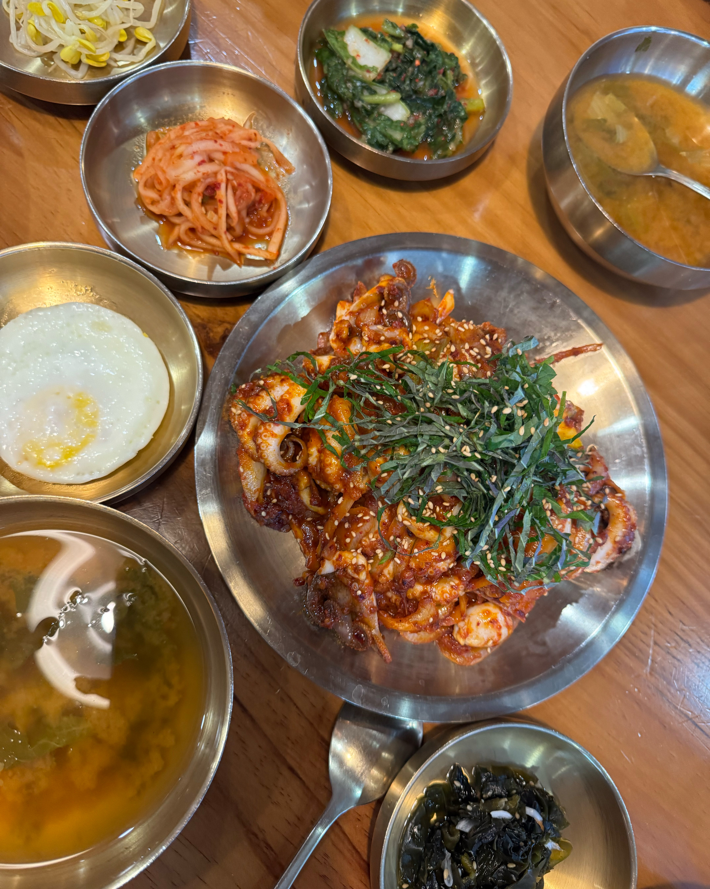 주꾸미 매콤통통 입맛돌아요~ 반찬도 다 맛있고 특히 국이 얼큰하면서도 시원해요~ - 인천 맛집 봉이밥 송도점