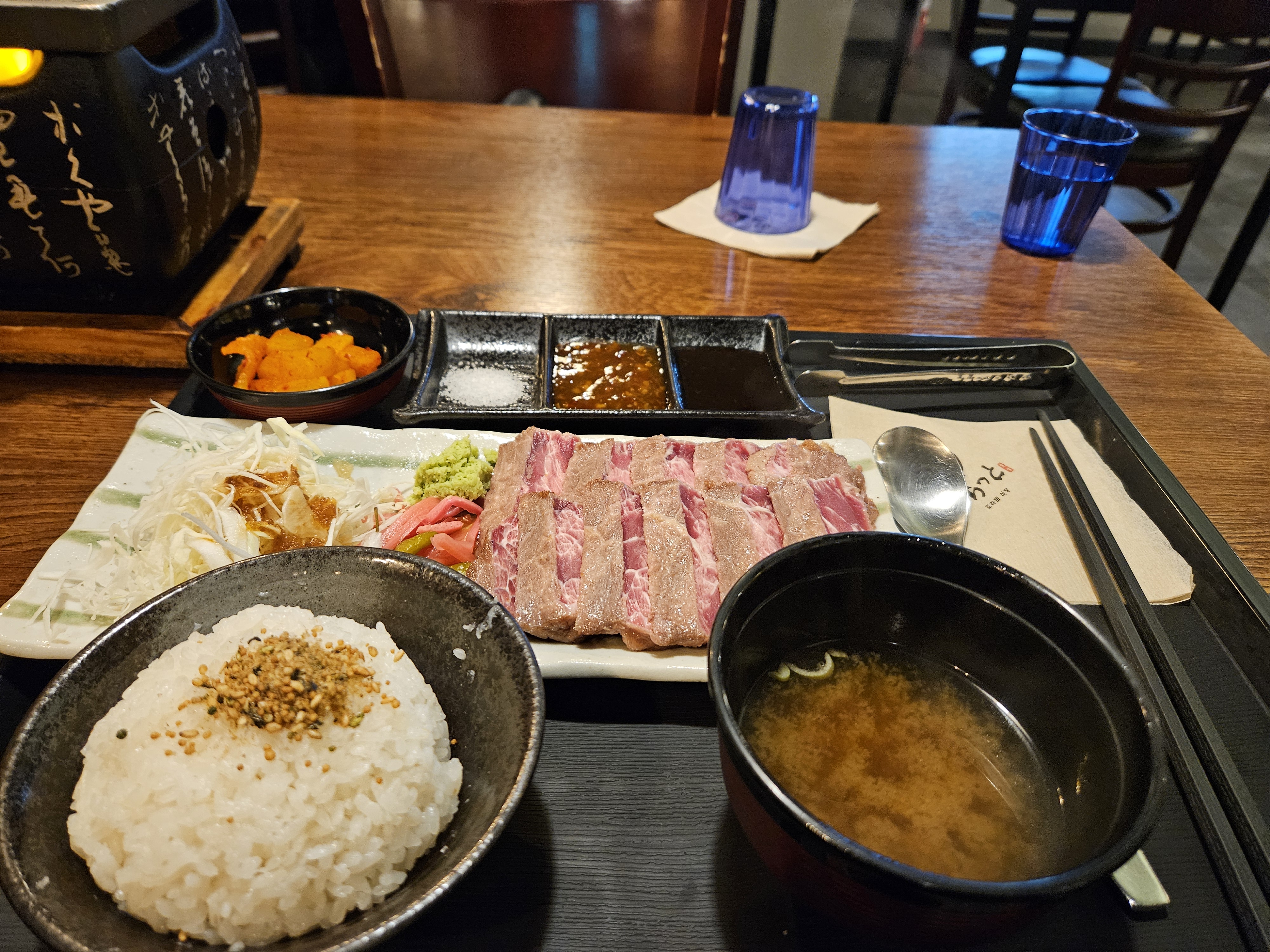 친구들이랑 오랜만에 만나 저녁 먹으러 가게 찾아다녔는데 새로운 경험 한 것 같아서 즐거웠습