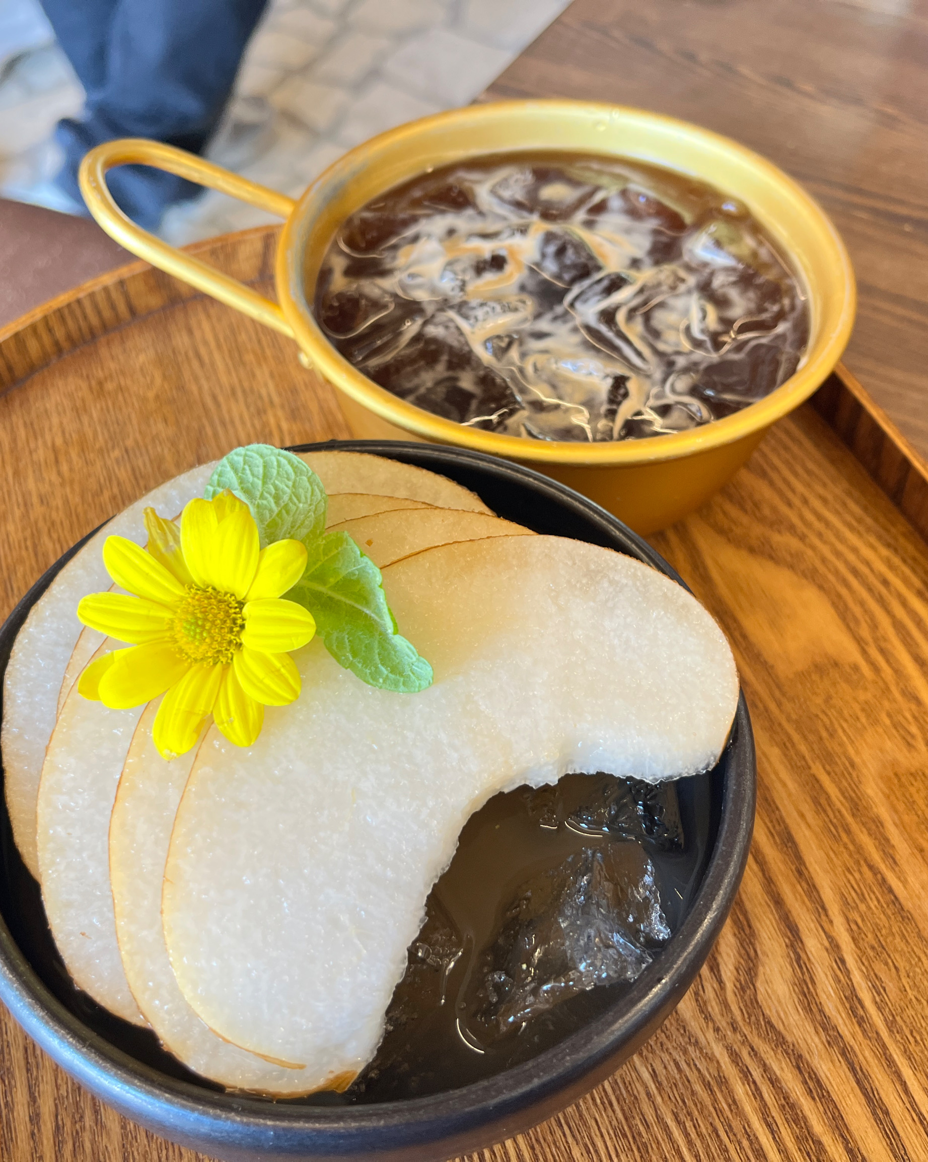소금빵먹고 싶어서 왔는데 커피도 있어서 들어왔어요. 인테리어도 이쁘고 사진찍기에는 너무 이