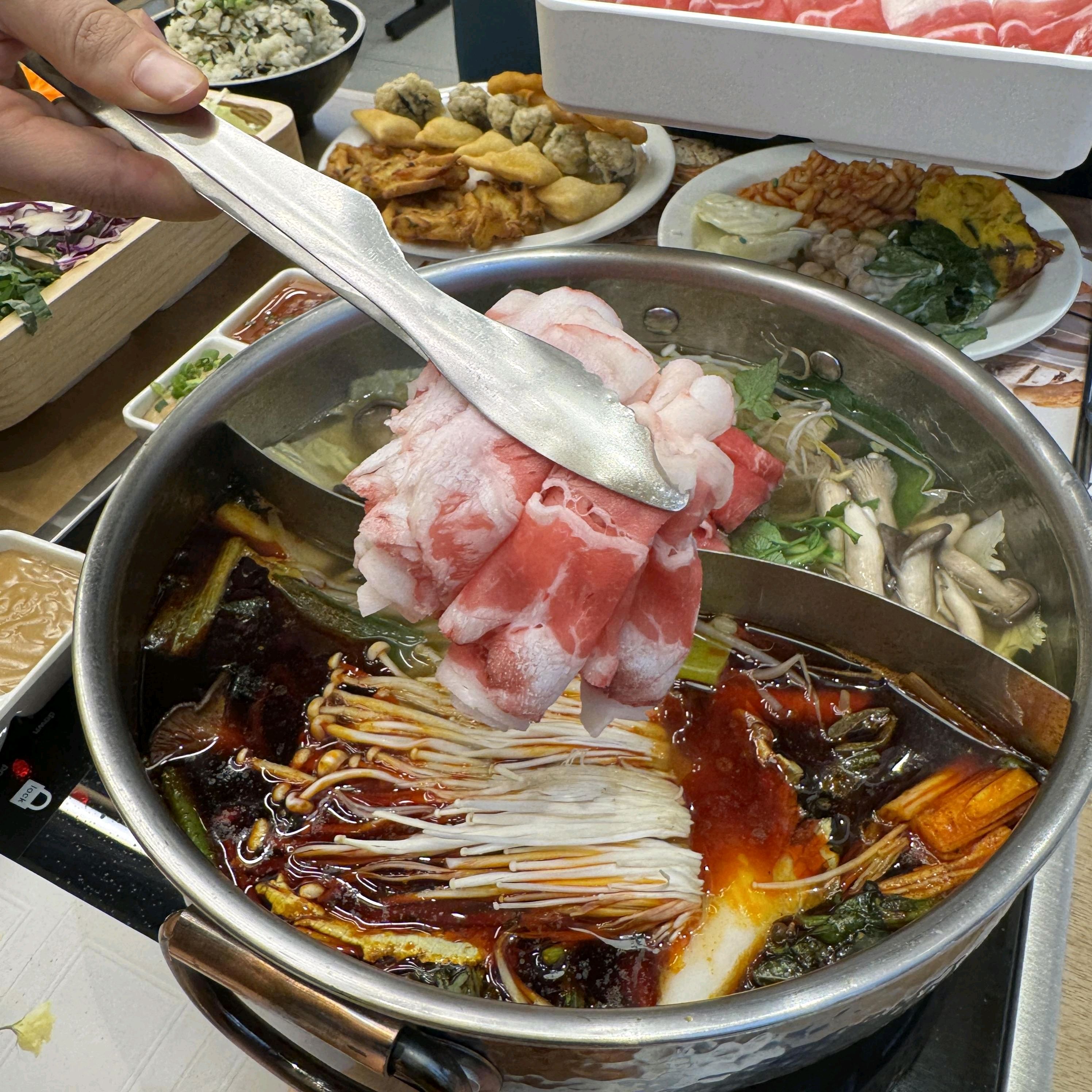 생각보다 너무 좋았어요 샐러드바에 종류가 다양해서 실속 있게 먹었고 디핑소스도 여러 가지라