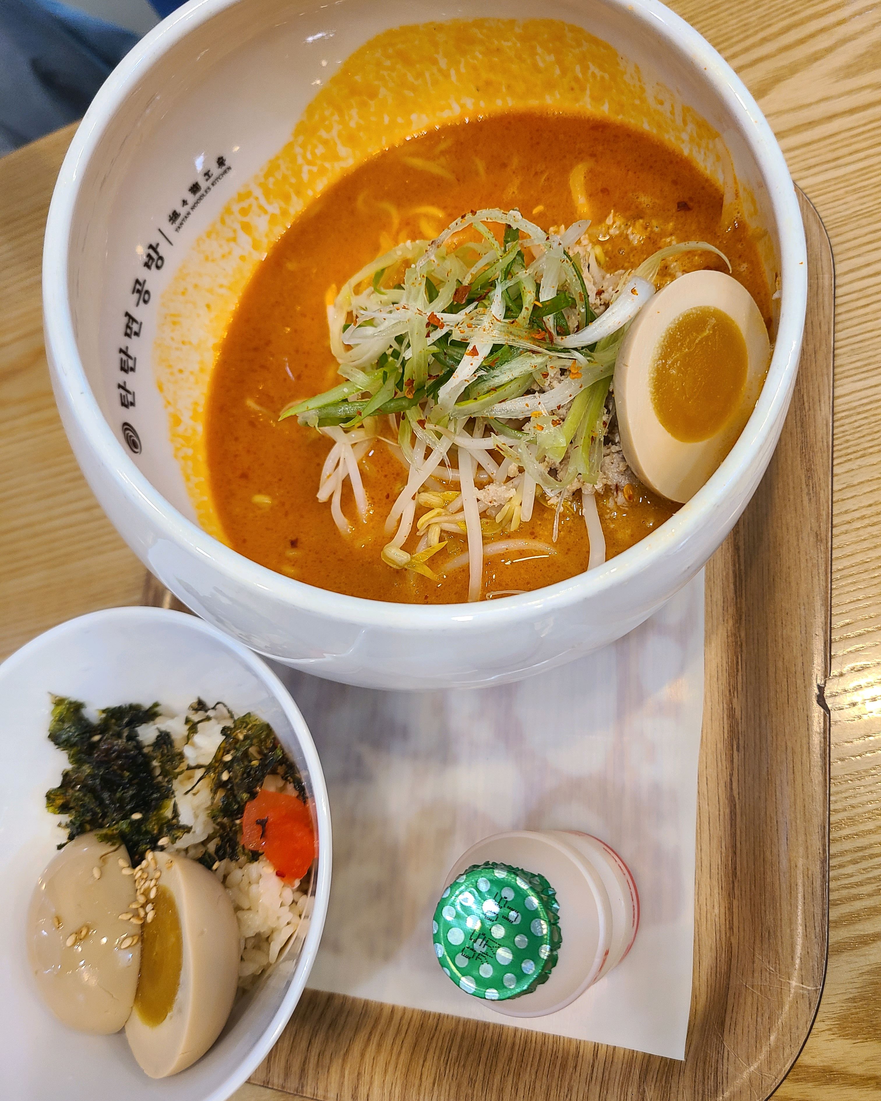 탄탄면 처음이라~~ 매콤하니 쫄깃하고 맛나네요. 라구 따뜻한 비빔면도 색다른 맛있는 맛이네