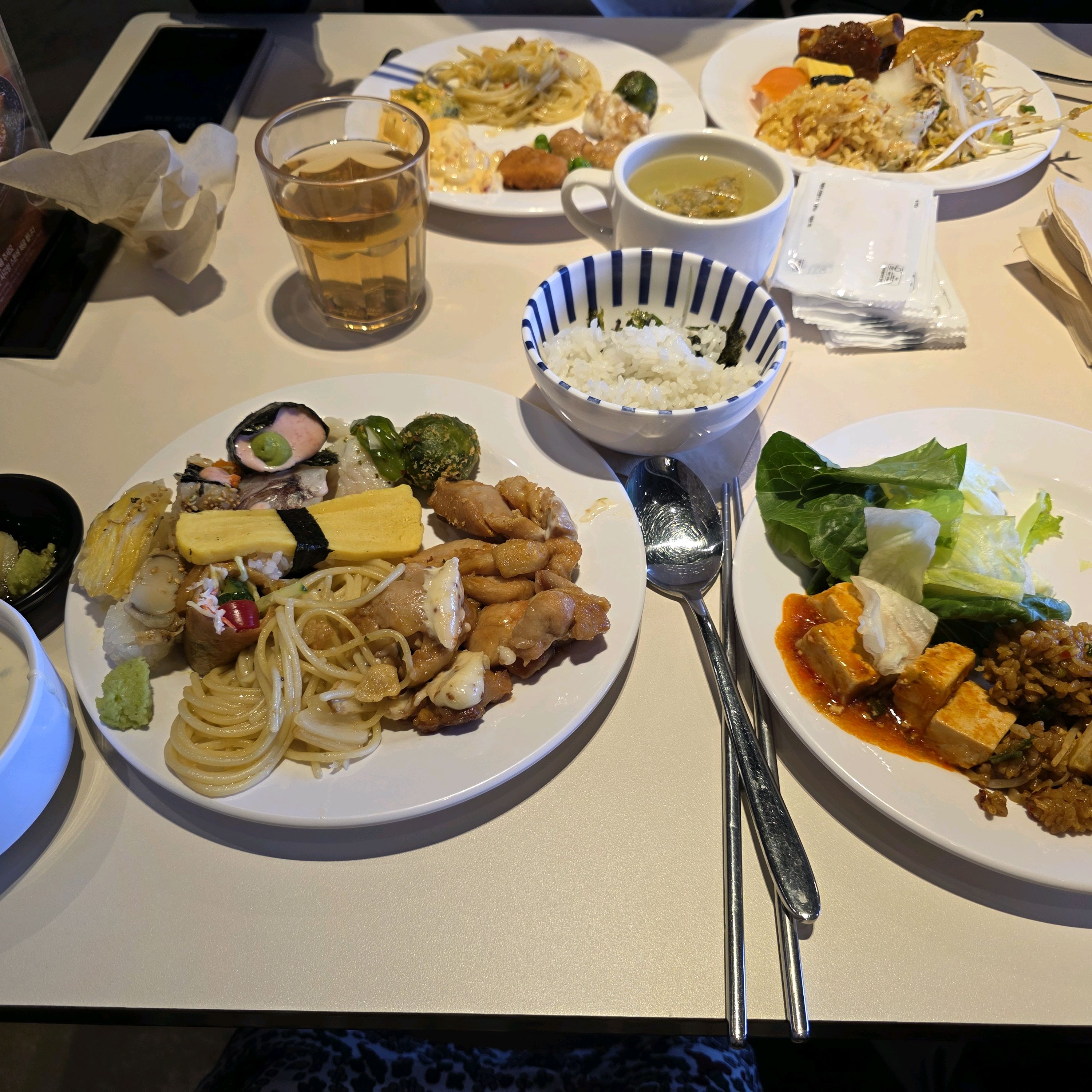 예약하고와서 편하게 들어와 먹네요 토요일 치고 조용해요 - 대구역 맛집 애슐리퀸즈 대구이월드점