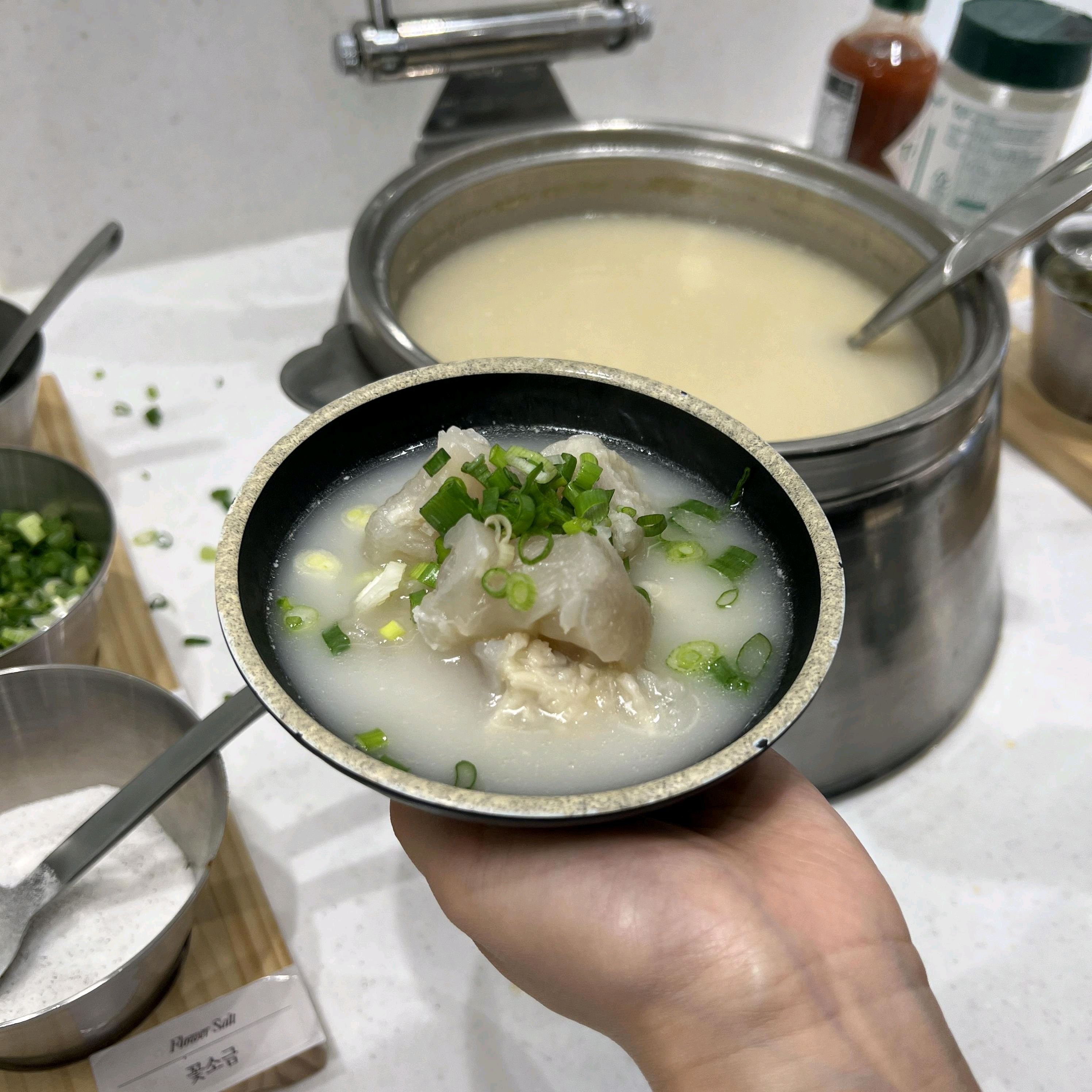 정말 맛있게 먹었어요 샐러드바부터 고기까지 넉넉하게 나와서 다양한 맛을 즐길 수 있었네요