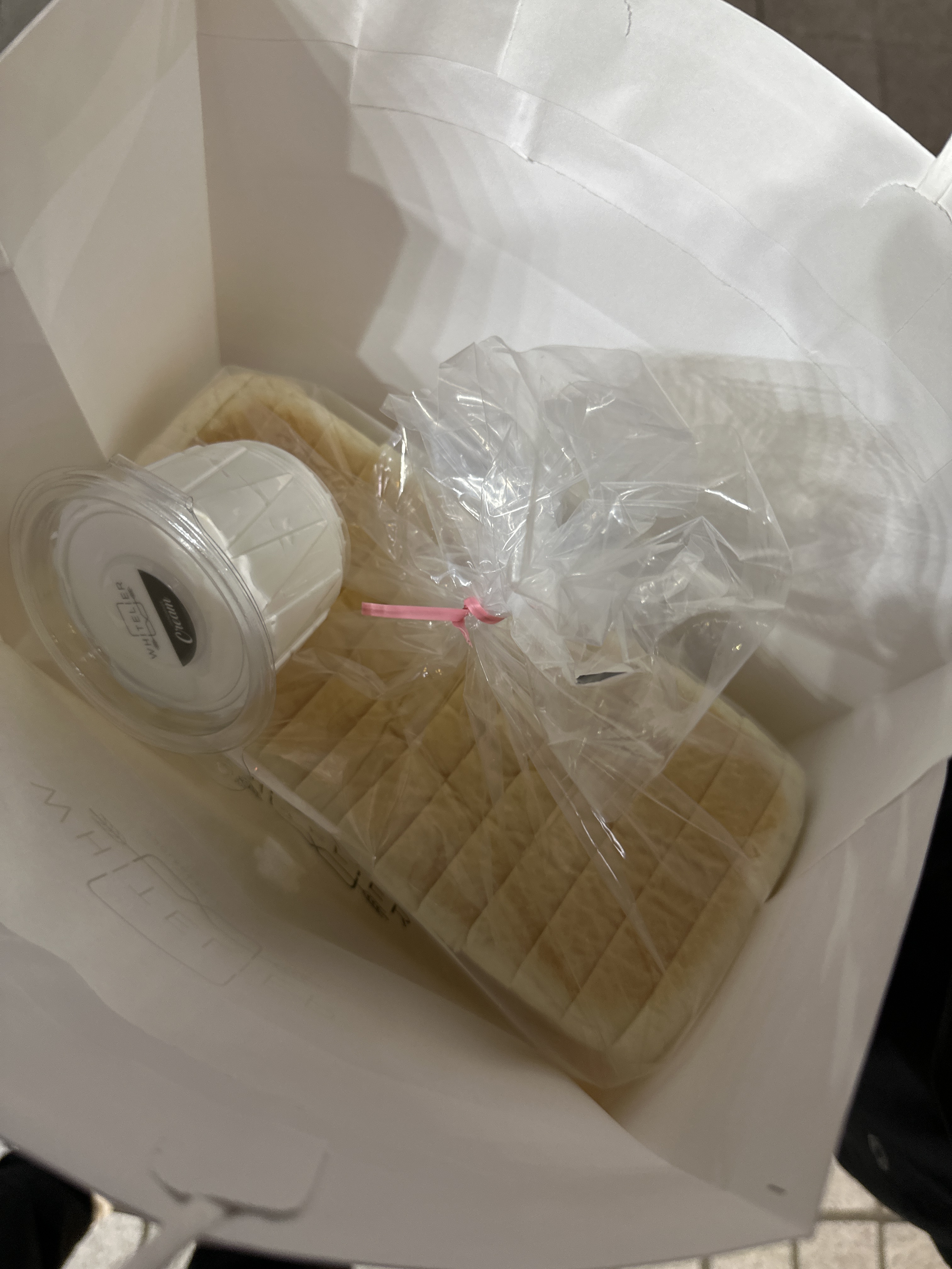 화이트리에 식빵 너무 맛있어요. 성서점은 처음 와봤는데, 화이트리에답게 인테리어도 예쁘고