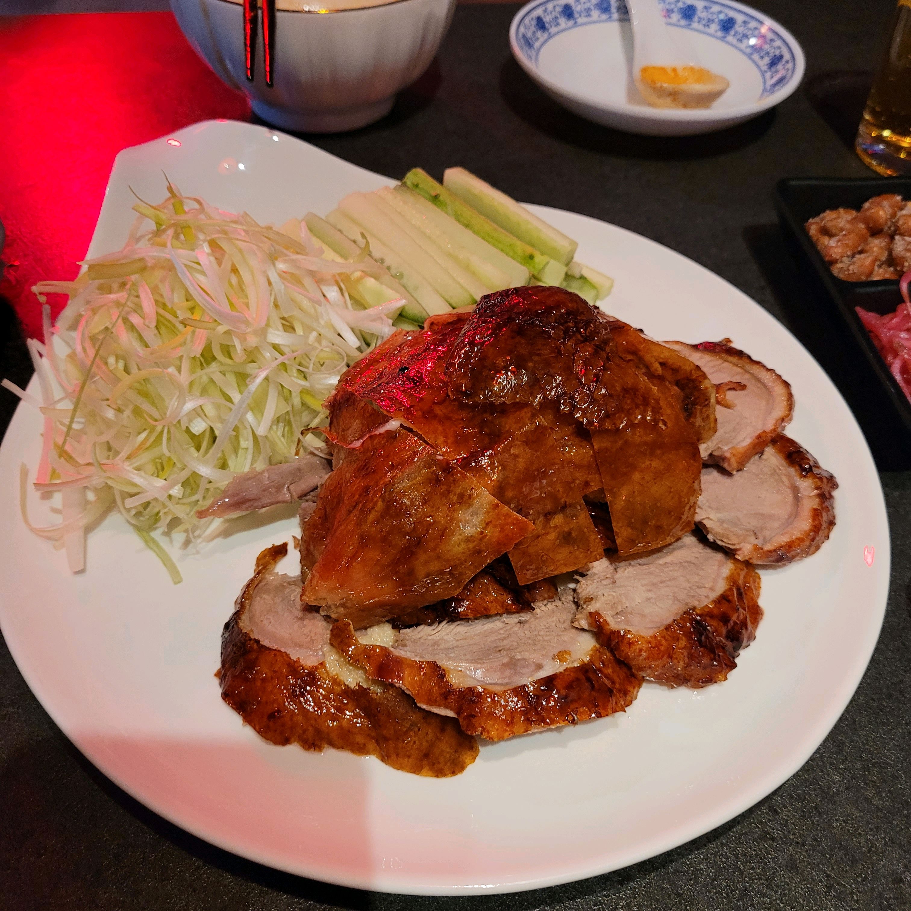 베이징덕이 유명하다고 해서 먹으러 왔는데 정말 맛있고 껍질이 쫀득 바삭해서 맛있었어요! 분