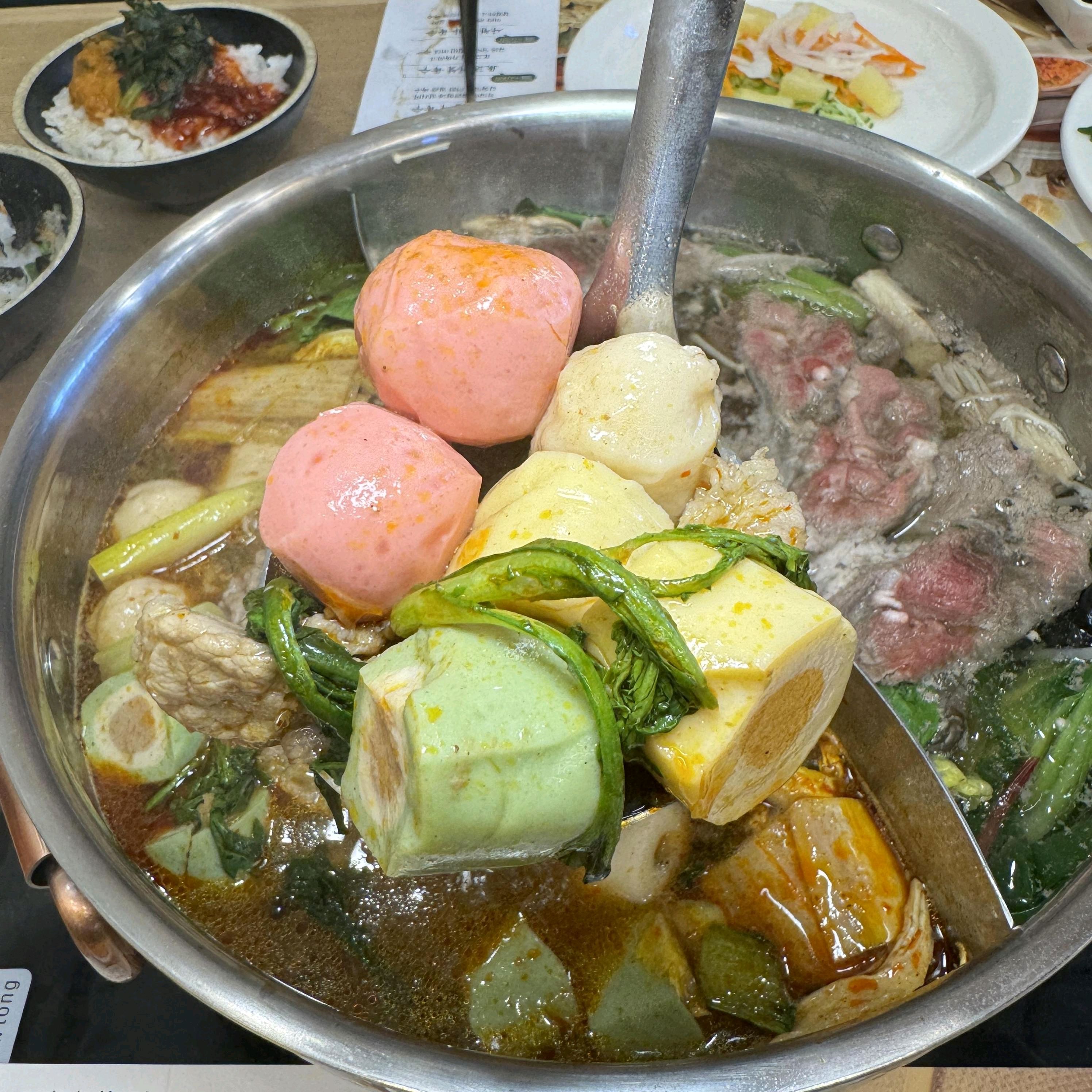 샐러드부터 소고기 샤브샤브까지 모든 메뉴가 무제한이라 배부르게 먹고 왔네요. 리버스탭도 있