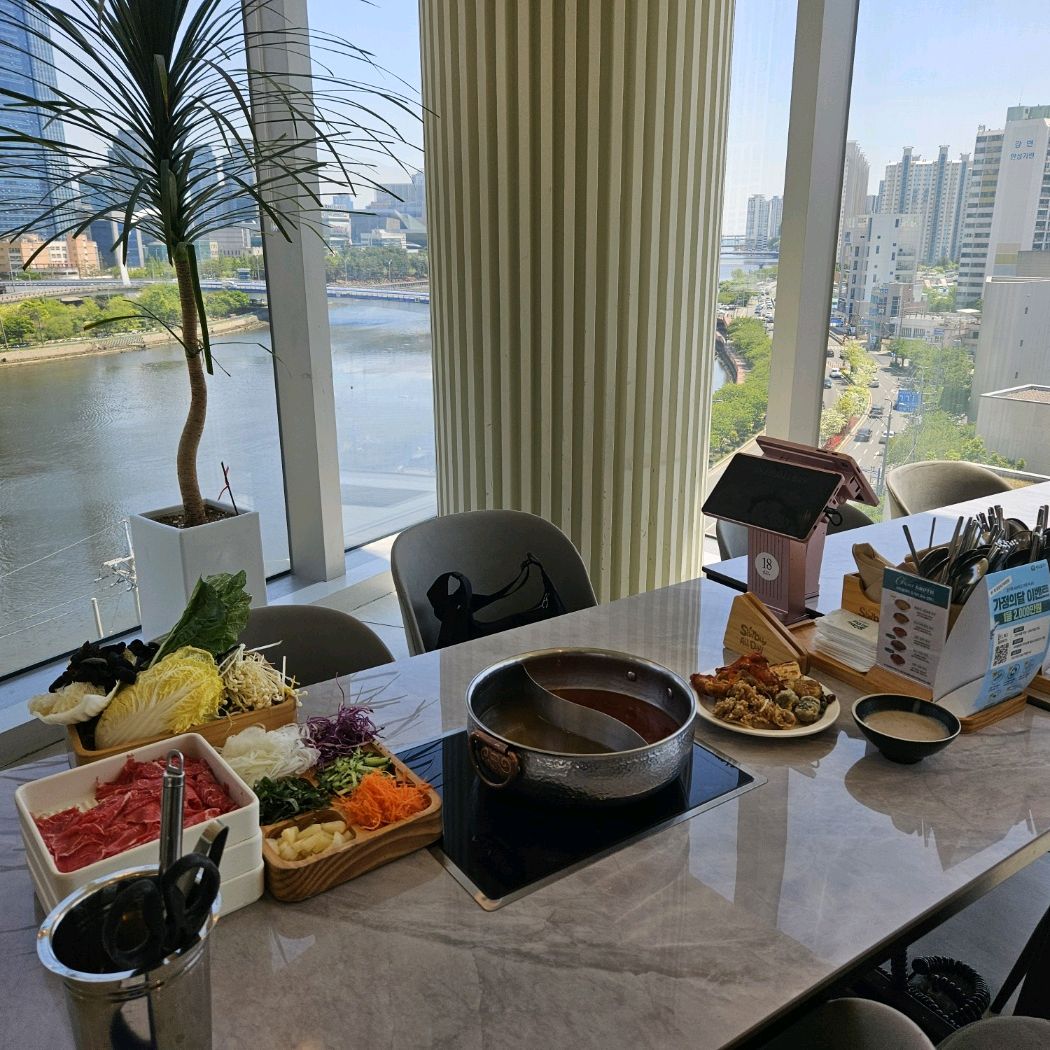 뷰가 너무 좋았습니다.음식도 여러가지 있고 직원분들도 친절했어요 - 수영구 맛집 샤브올데이 부산수영점