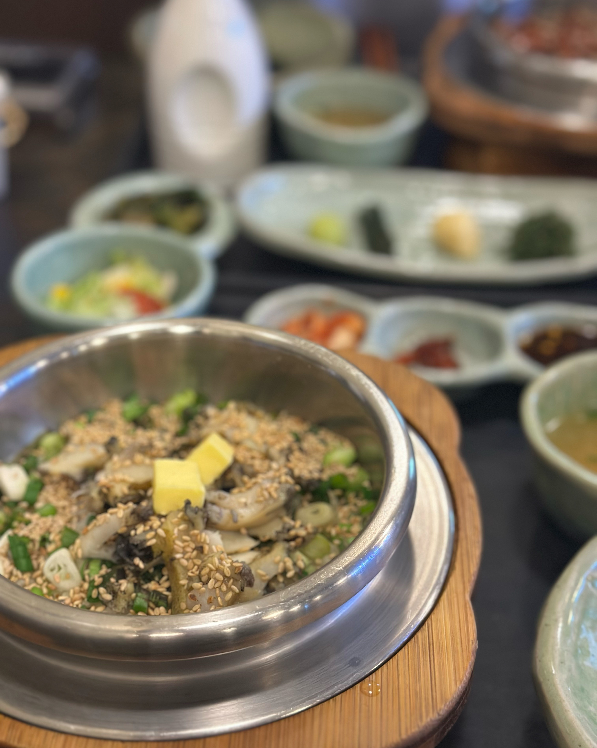 음식이 진짜 맛있어요. 대신 나무 수저랑 젓가락은 교체를 좀 해주시면 좋겠네요. - 불당동 맛집 솔솥 천안불당점