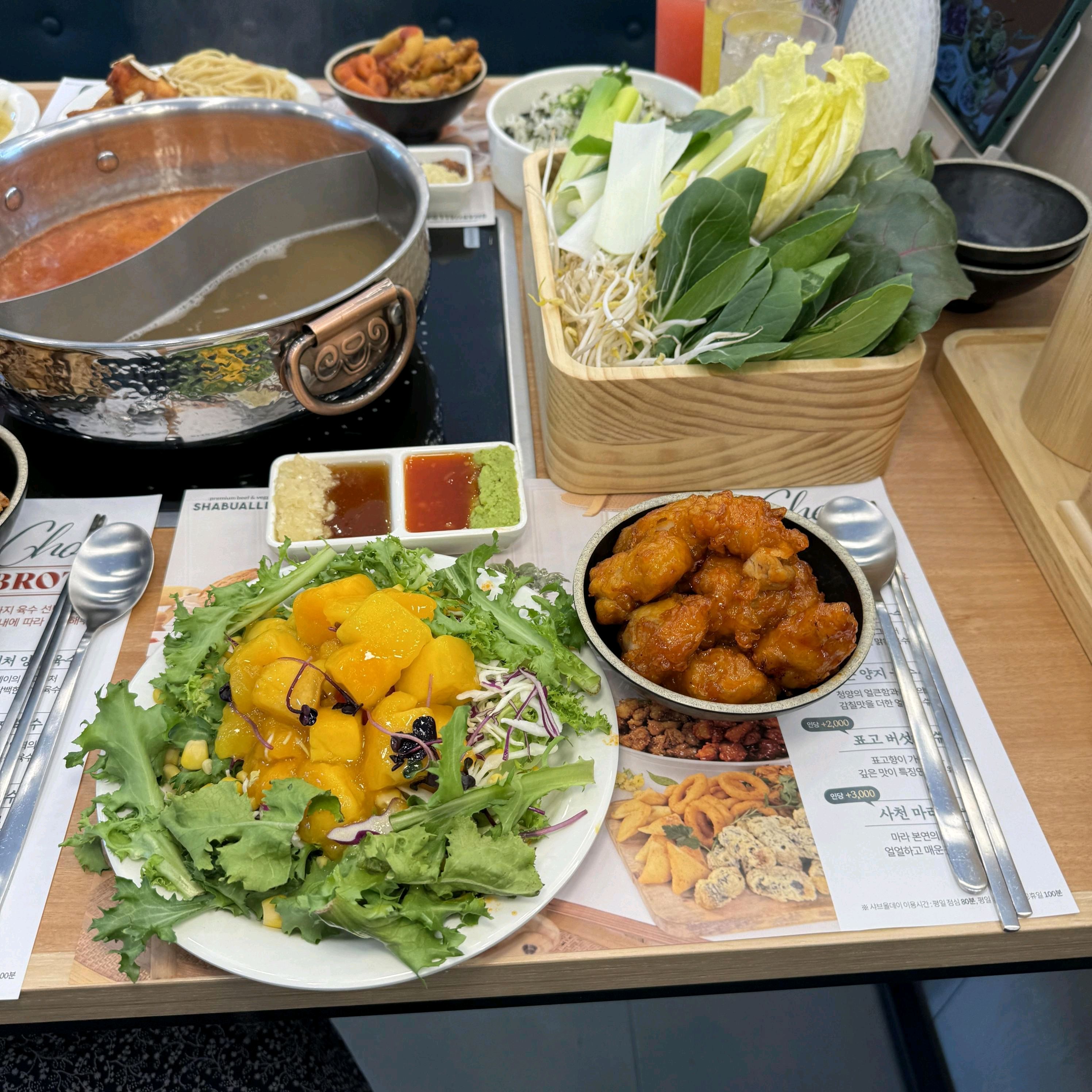 샤브샤브 먹으러 다시 갈 거 같아요 몸에 좋은 야채들이 정말 다양했고 라이스페이퍼로 월남쌈