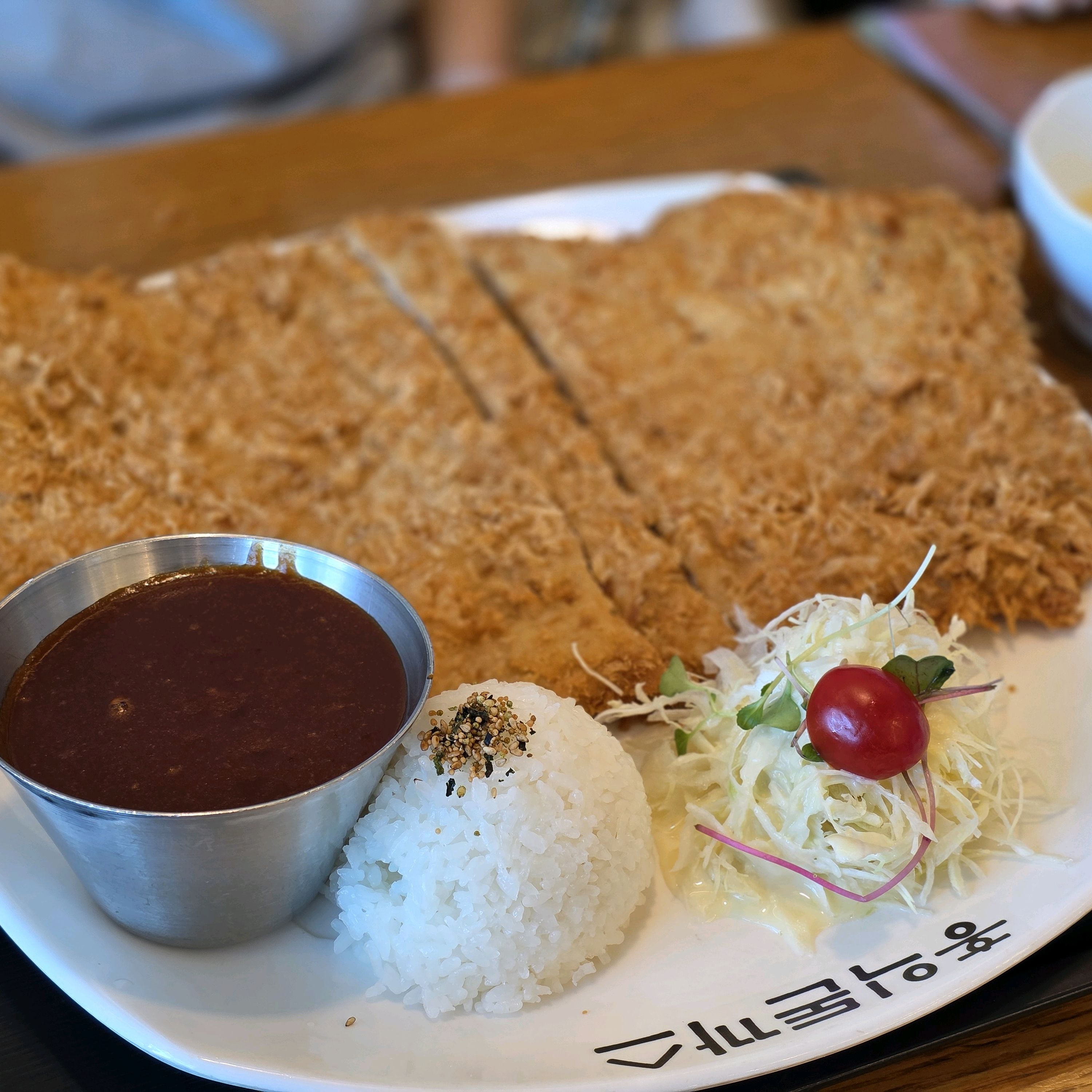 홍익돈까스는 제주 아라동 맛집입니다. 돈까스의 크기가 진짜 미쳤는데요. 성인 혼자 먹기에