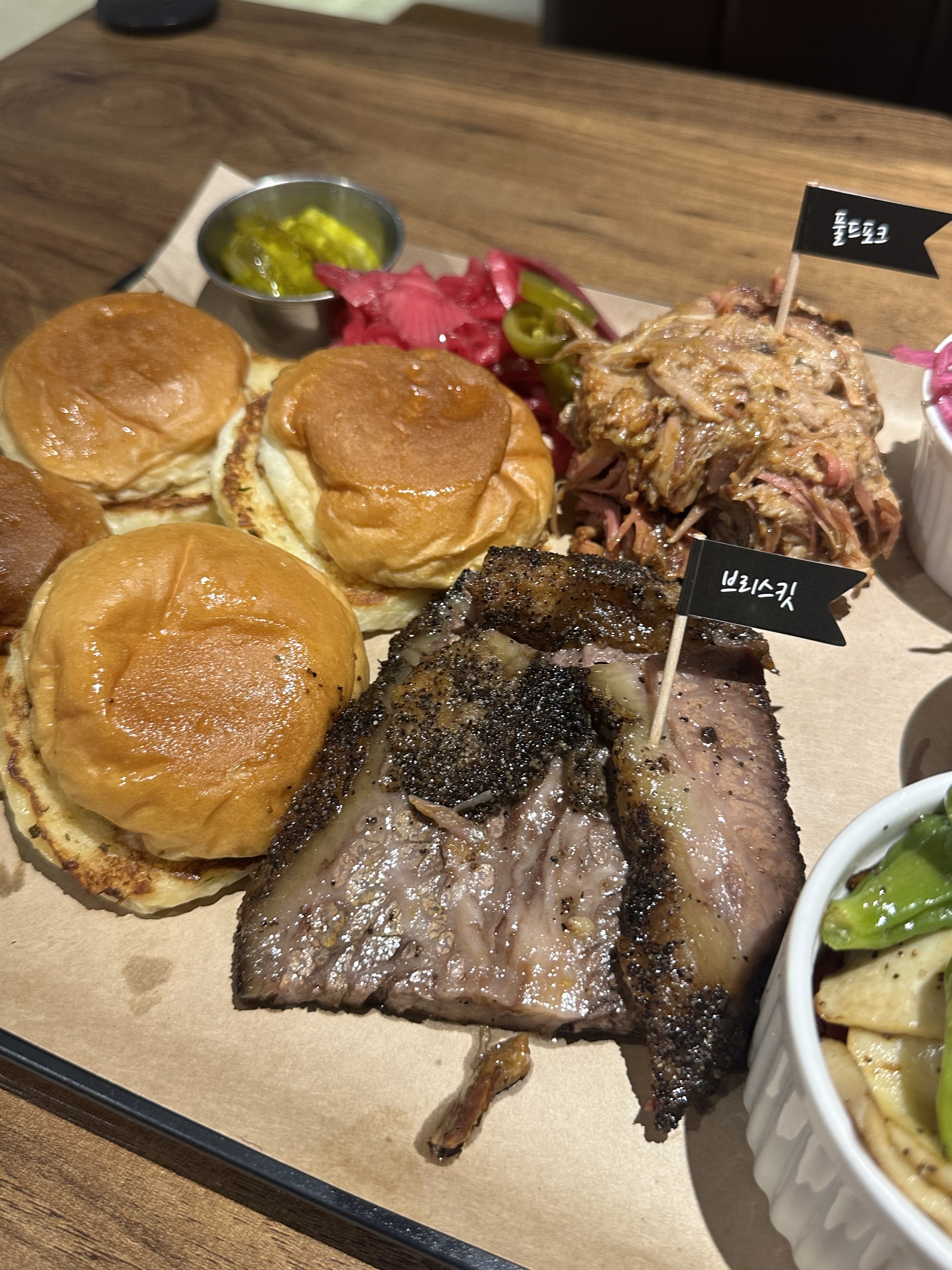 대기 없이 바로 입장했어요! 매장도 느낌있고 다 떠나서 맛있습니다!!!:) 빵에 고기랑 코