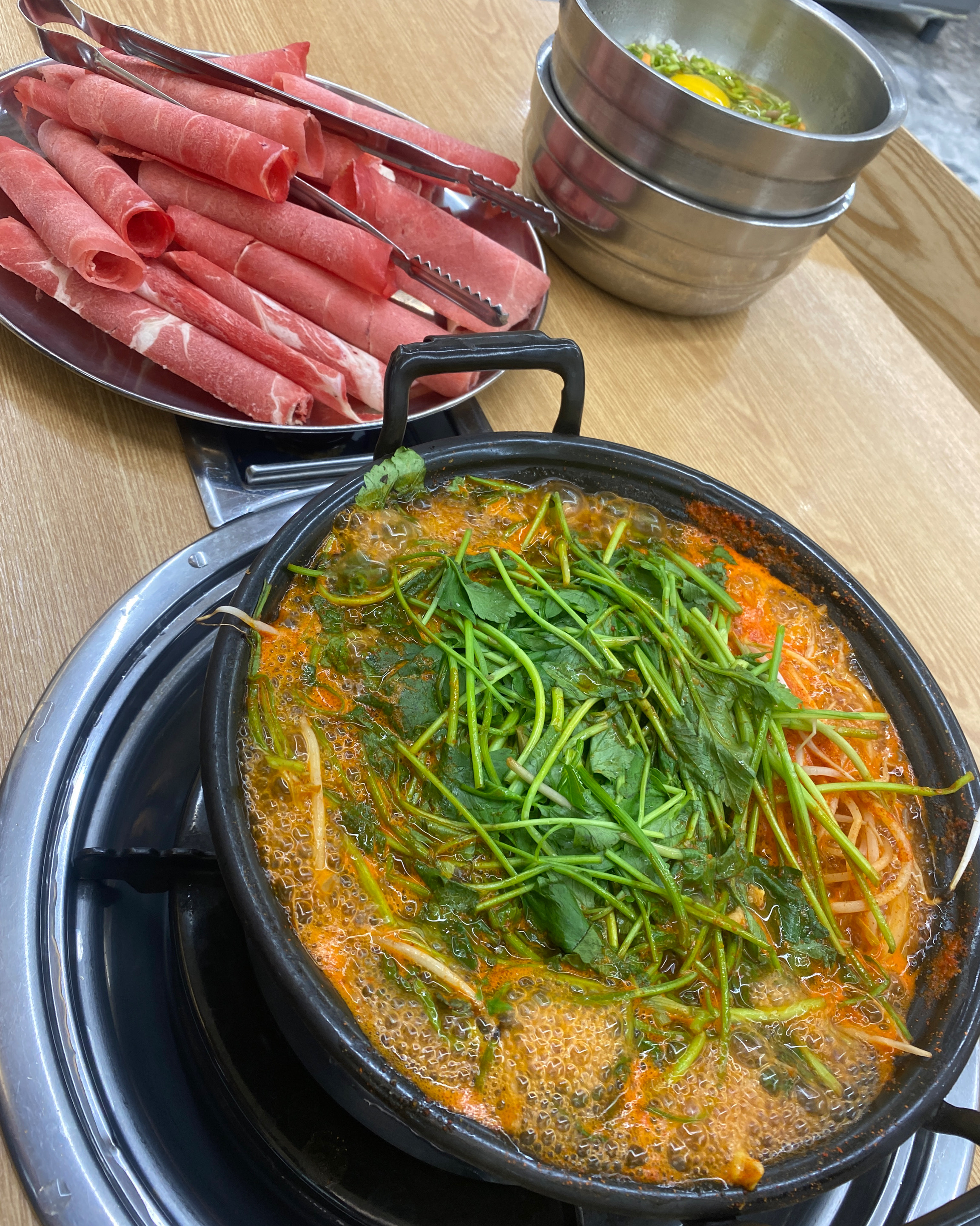 아직 밤엔 날이 쌀쌀해서 국물 생각나 왔습니다 역시 미나리에 버섯샤브샤브는 중독적입니다 최