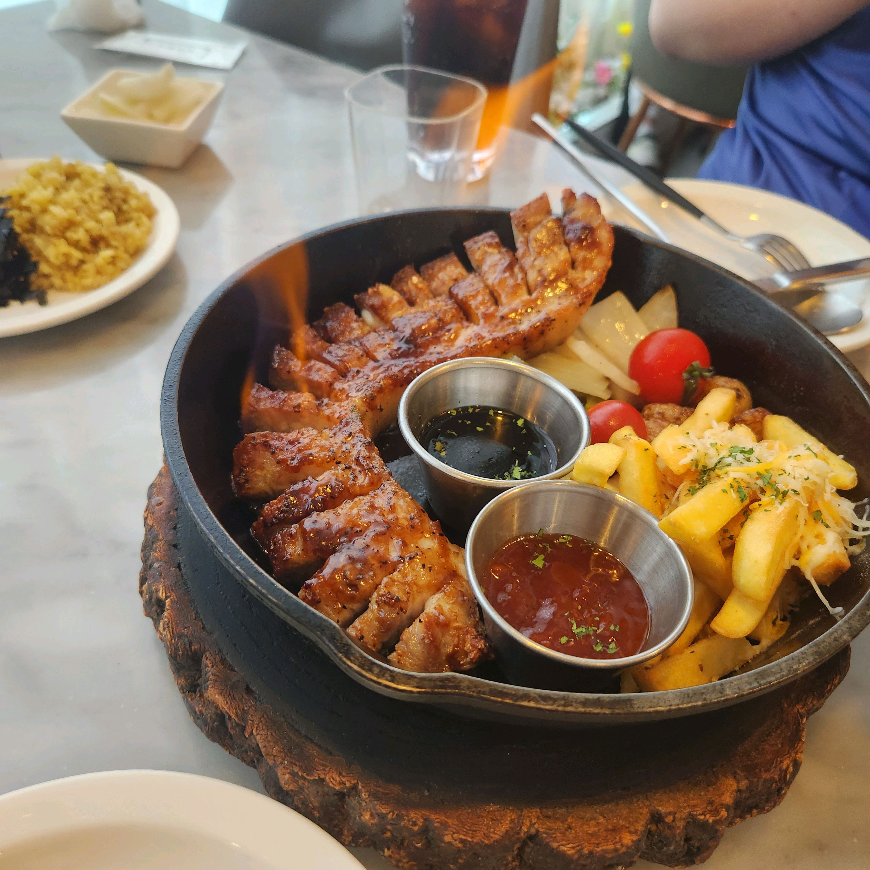 이 가격에 이런 퀄리티라니..🥹 음식도 맛있고, 매장도 깔끔하고, 직원분들도 친절해요. 애