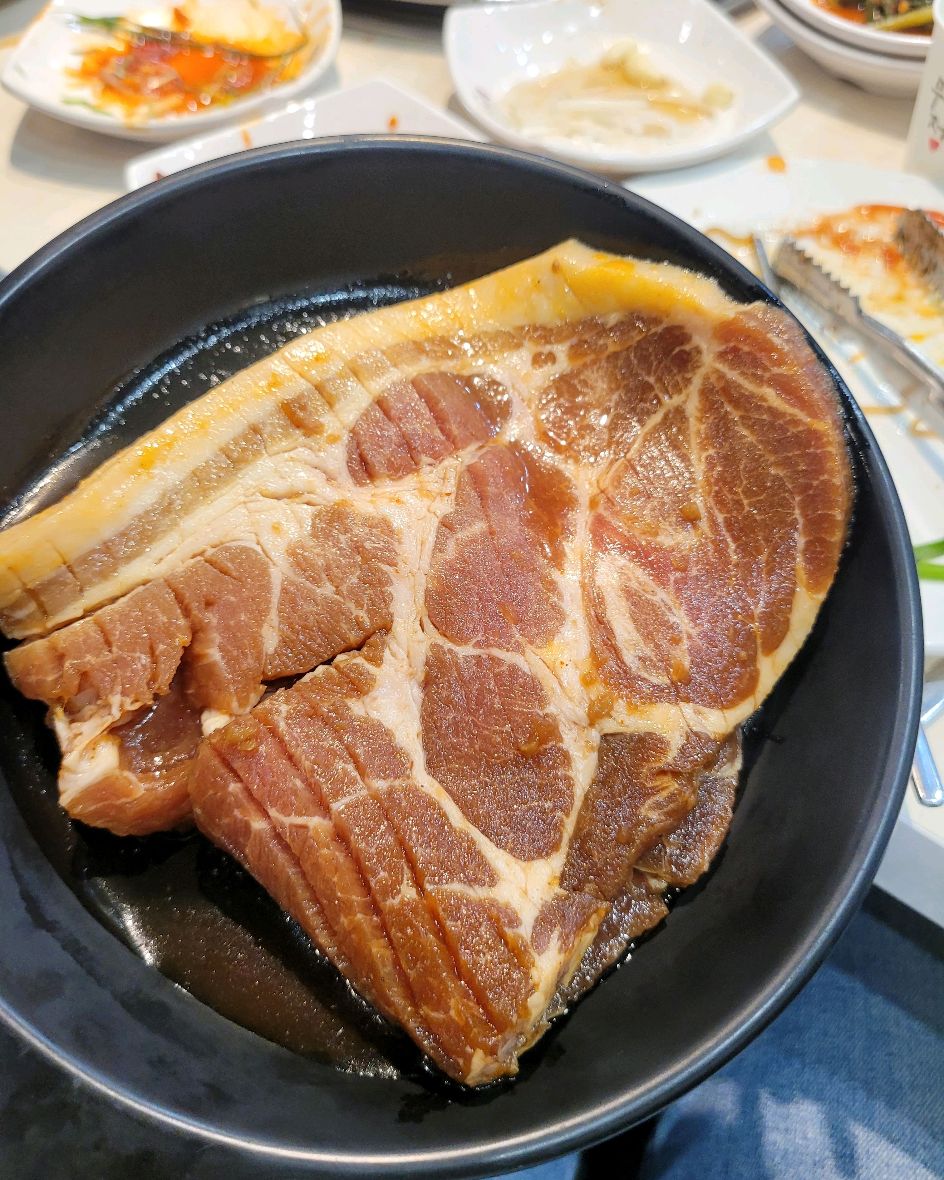 인테리어깔끔세련, 사장님과 직원분들 친절하고, 먹을것 많고, 맛있고, 식당크고, 테이블간격