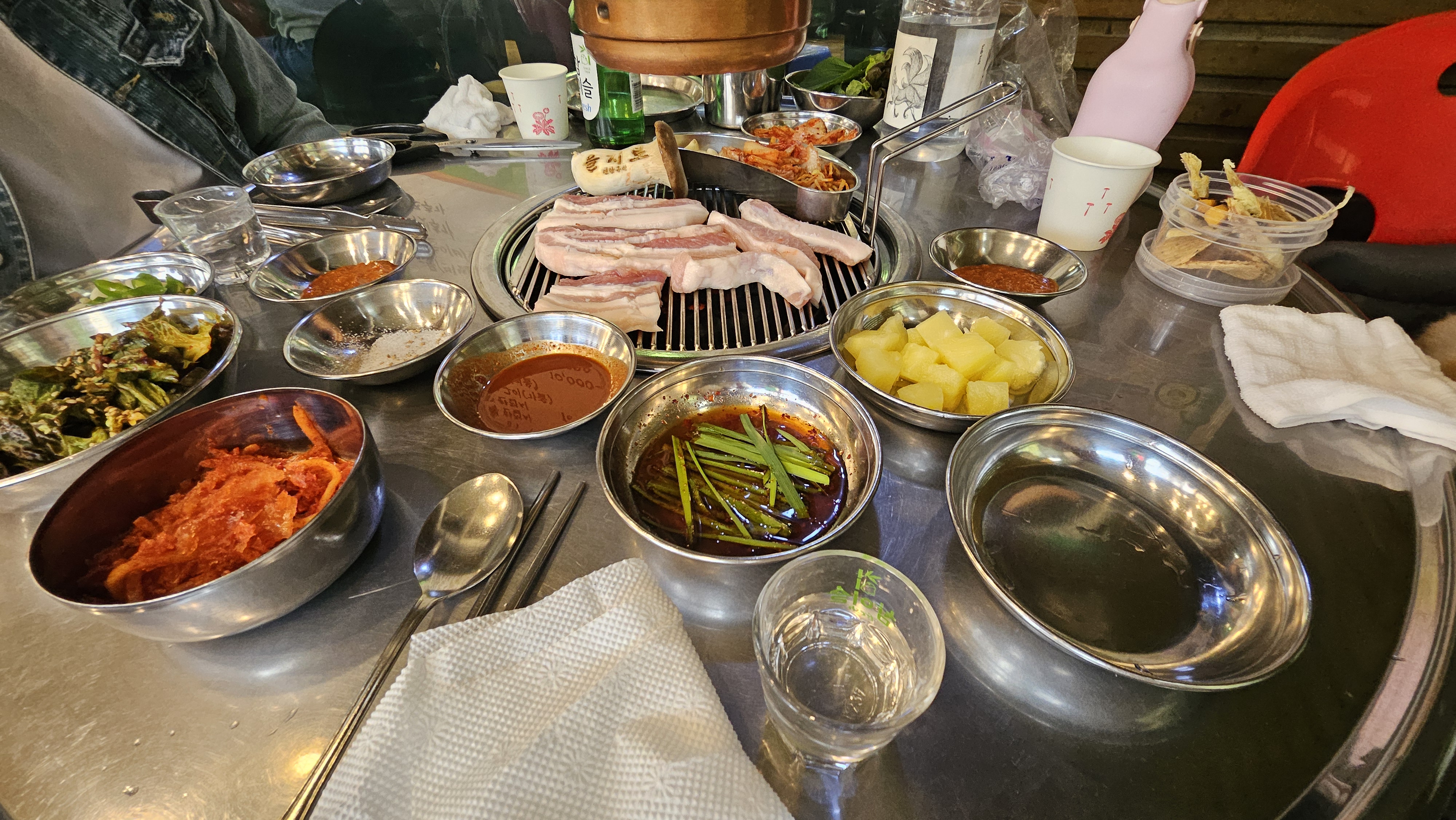 고기도 맛있고 가격도 착해요. 무생채 완전 맛있어요>0< 강아지와 함께 즐거운식사했습니다