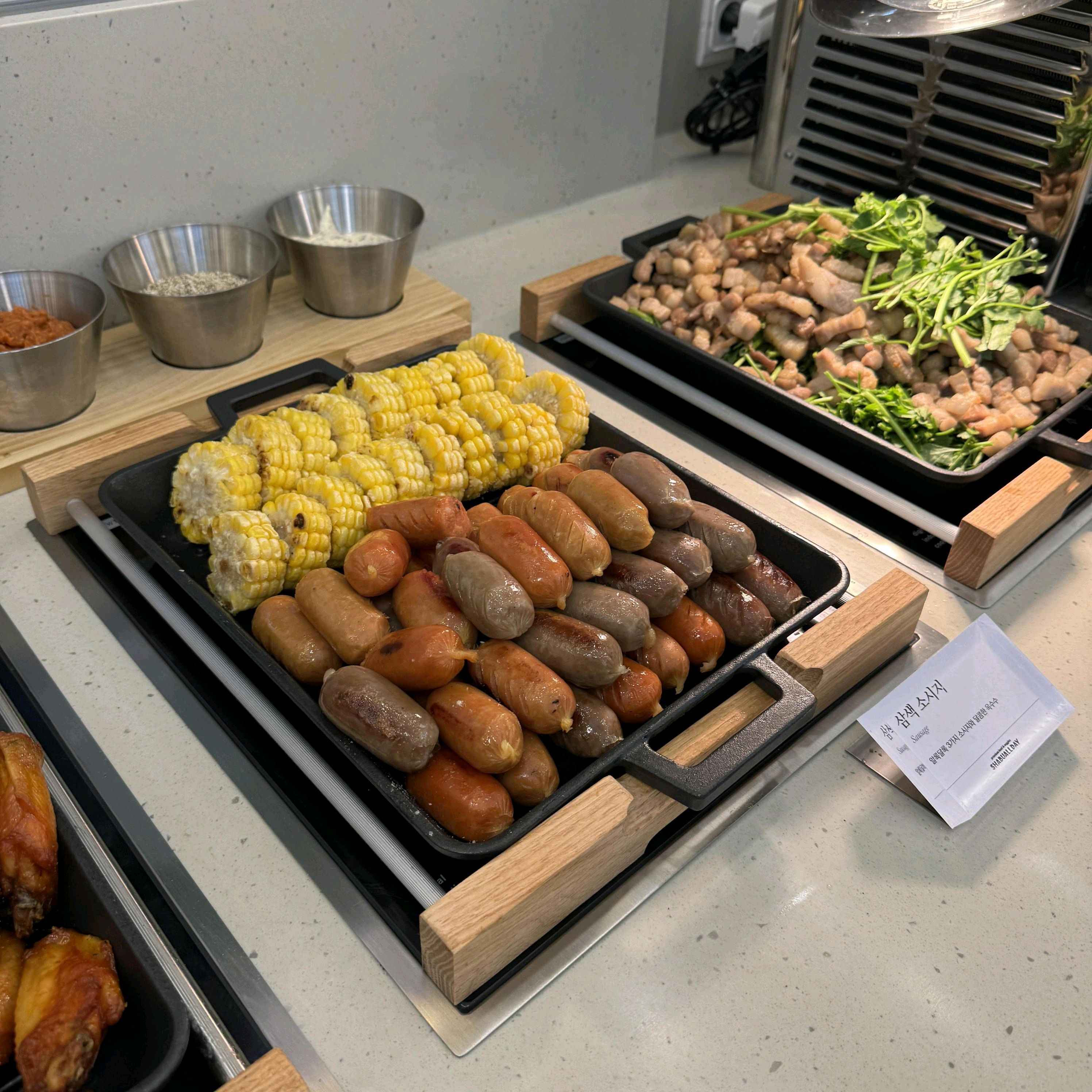 가족들이랑 방문하기 좋았네요 샐러드랑 과일도 많이 먹고 샤브샤브도 맛있게 즐겼어요 전 다음