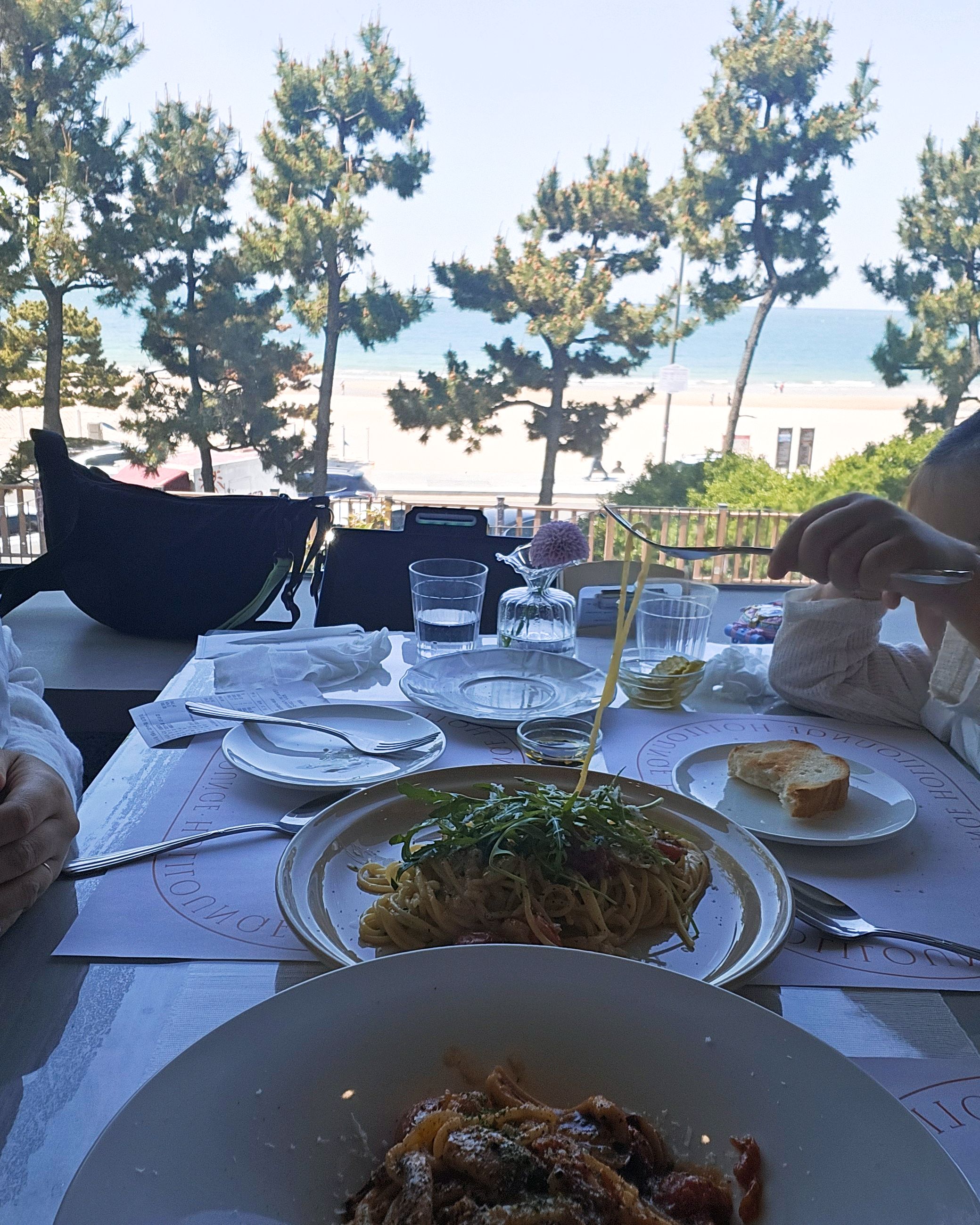 뷰가 끝내주네요ㅡ 포르투갈 노란트램이 생각나는 노란 해변열차?가 조용히 지나가고 바다가 보