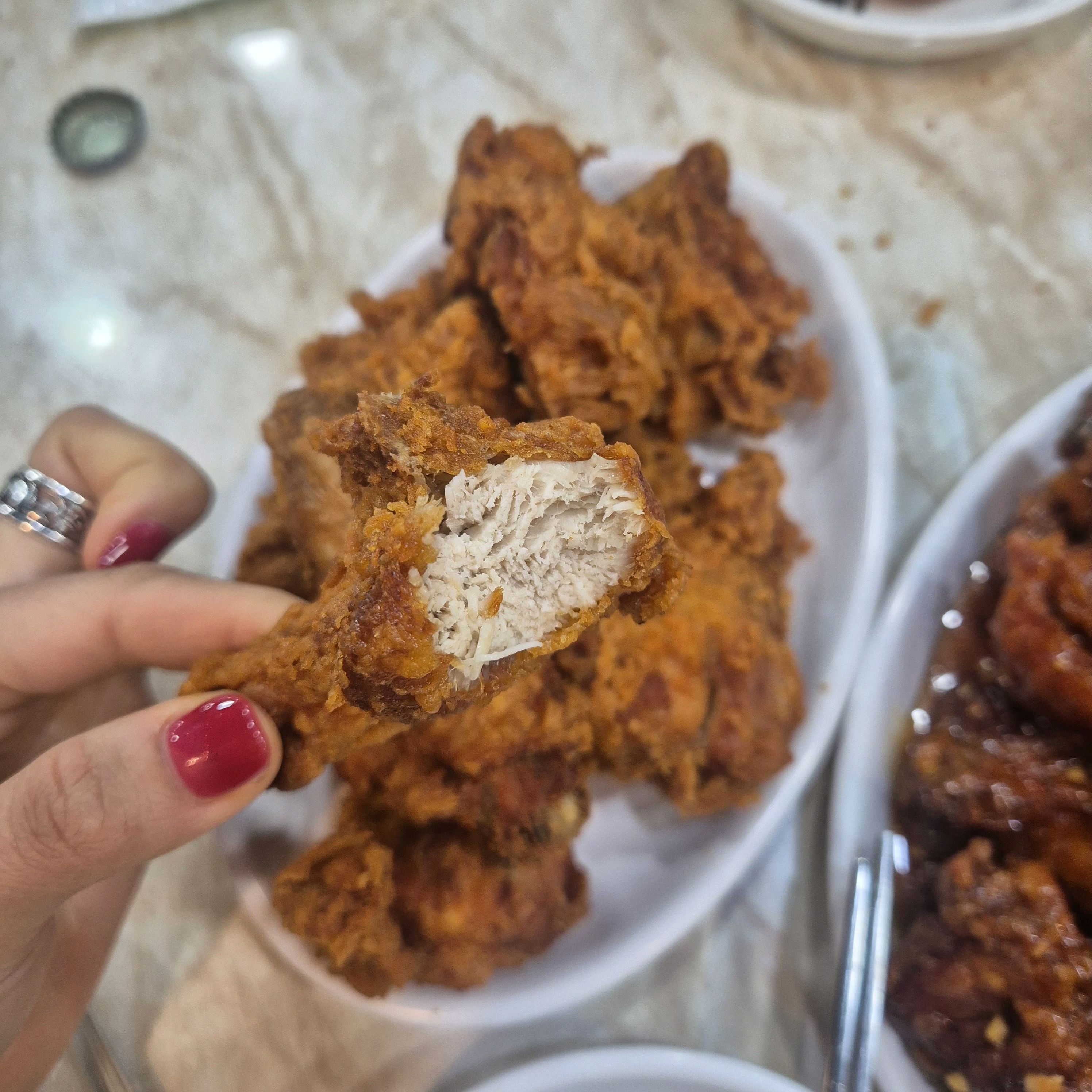 토요일 저녁 5시 30분에 도착했는데 딱 30분 대기하고 홀에서 먹었어요 포장줄보다 홀줄이
