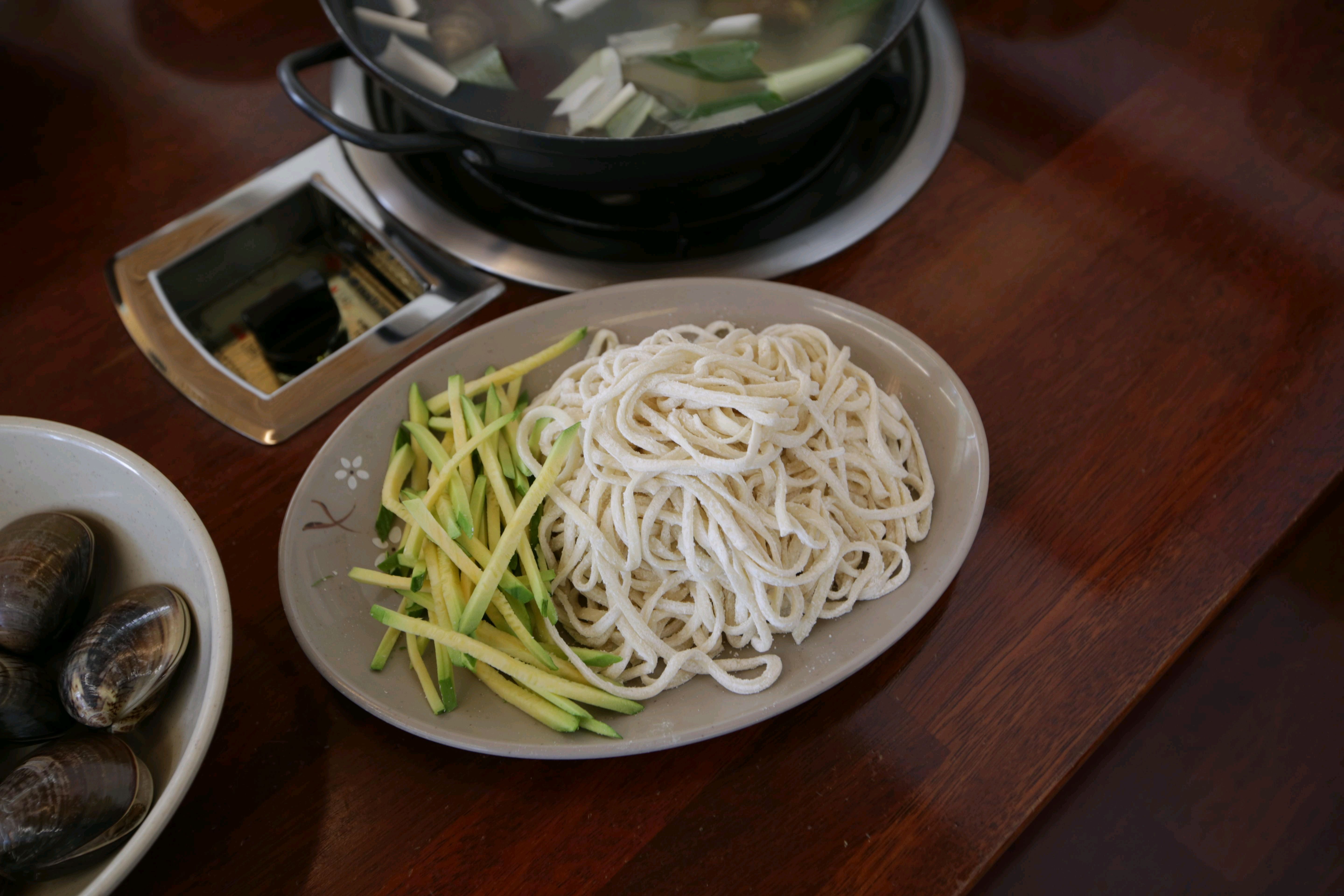 매콤한 백합칼국수가 진짜 맛있네요 한우차돌수제비도 담백하고 육수가 진한 게 좋았어요 상큼한