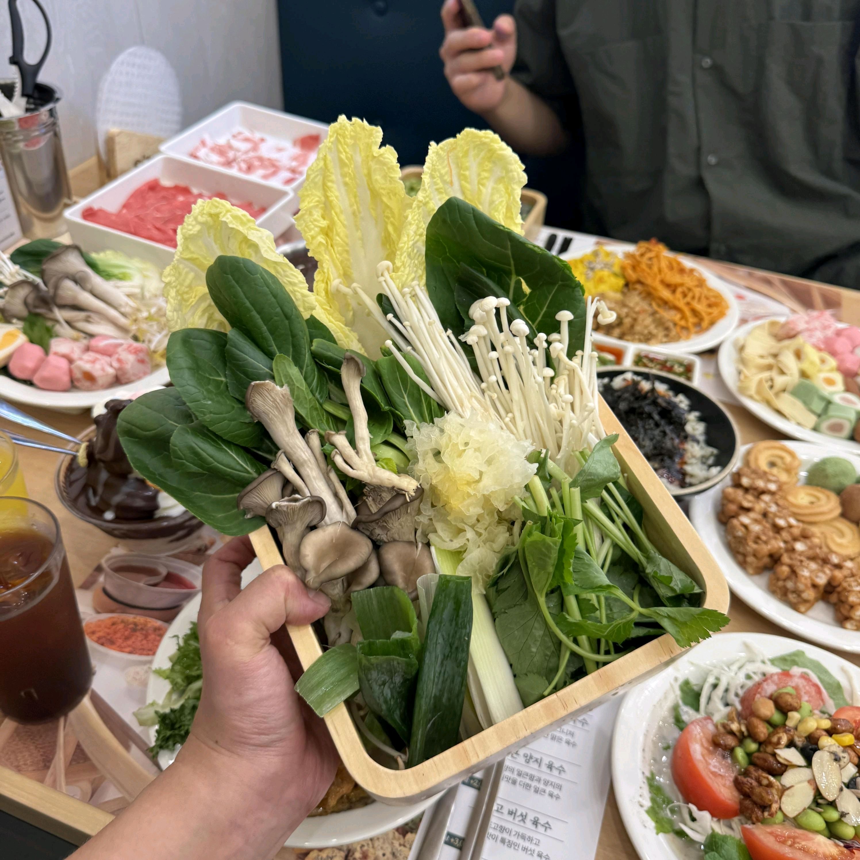 소고기 퀄리티가 참 좋은 곳이네요 양도 많고 육질도 좋았어요 취향대로 월남쌈을 만들어 먹을