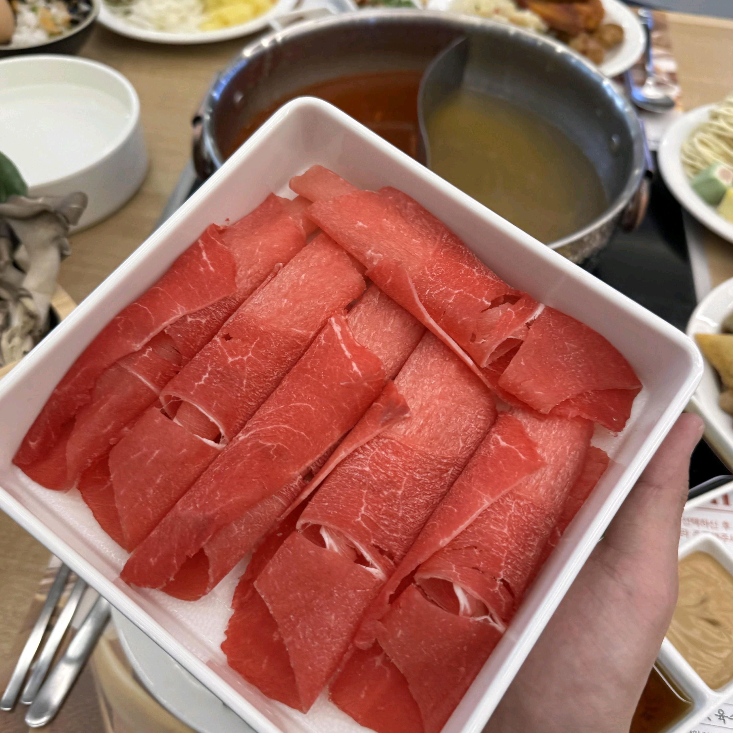 아이들이랑 같이 샐러드바 이용했는데 좋았어요 야채가 싱싱하고 깔끔했어요 샤브샤브도 무제한으