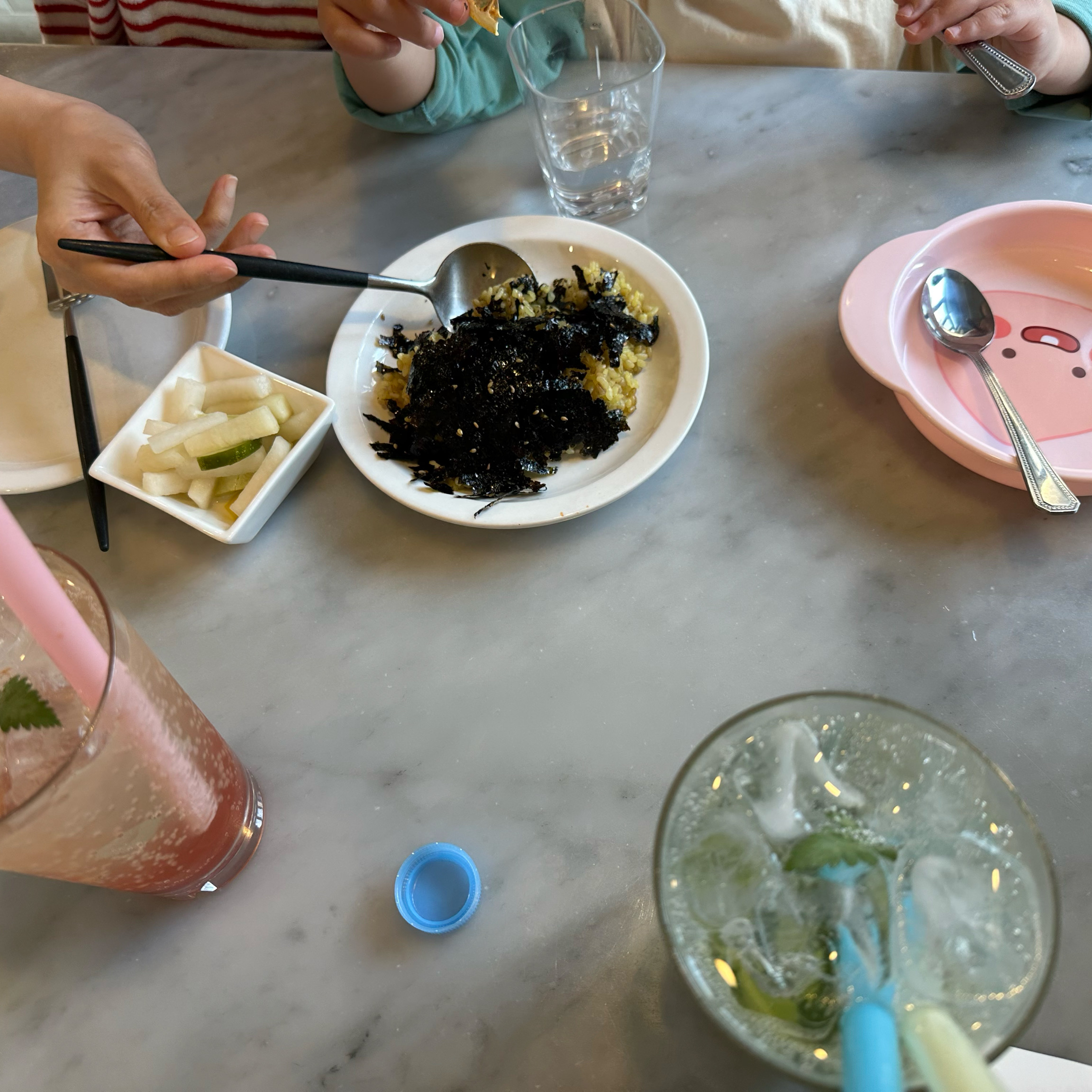 물도 생수로 별도로 있어서 위생적이고 - 용인 맛집 동백식탁