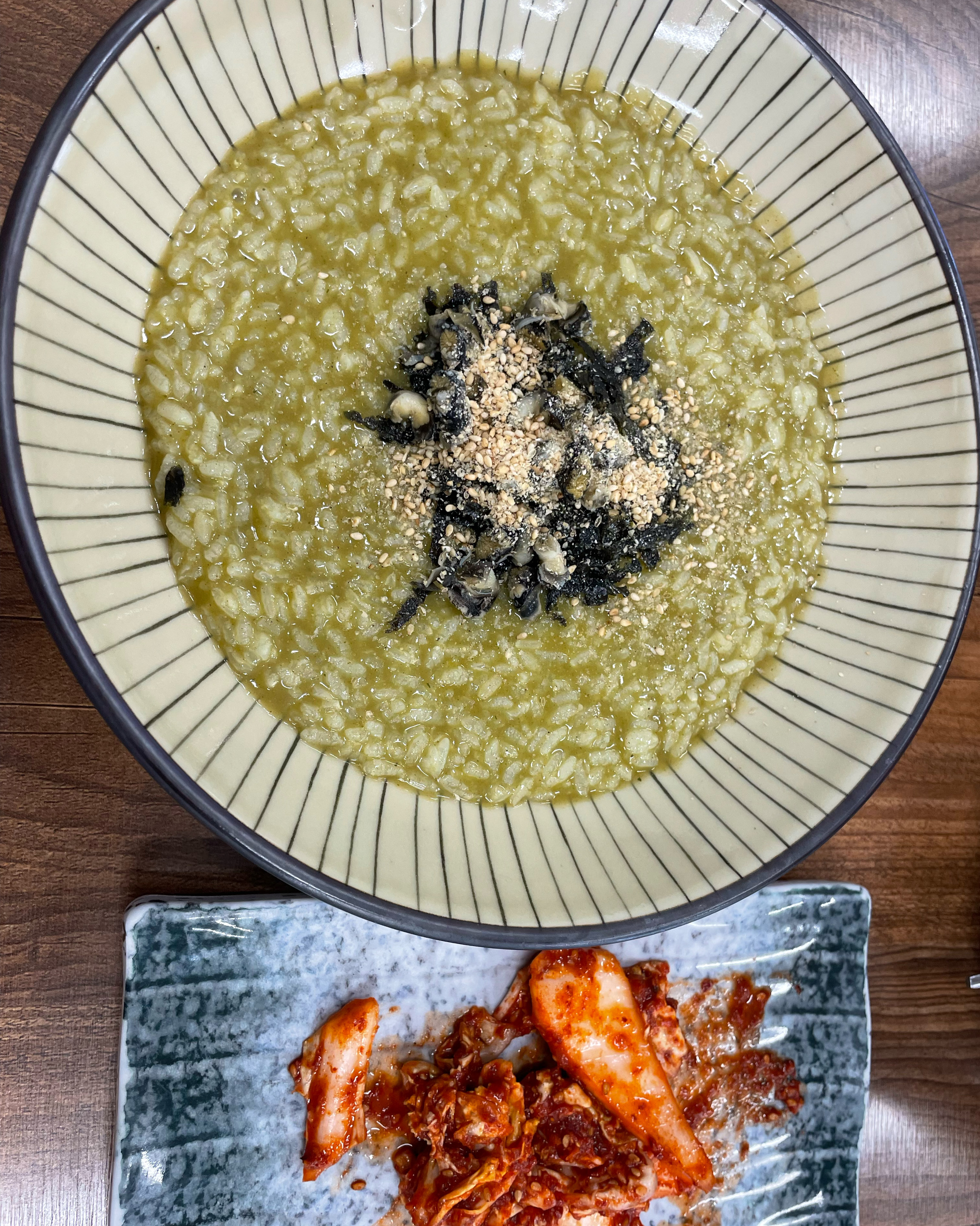 저의 최애 단골집입니다.. 근데 매번 갈때마다 더 맛있어져서 큰일입니다…… - 제주 맛집 웅이네 보말칼국수 제주본점