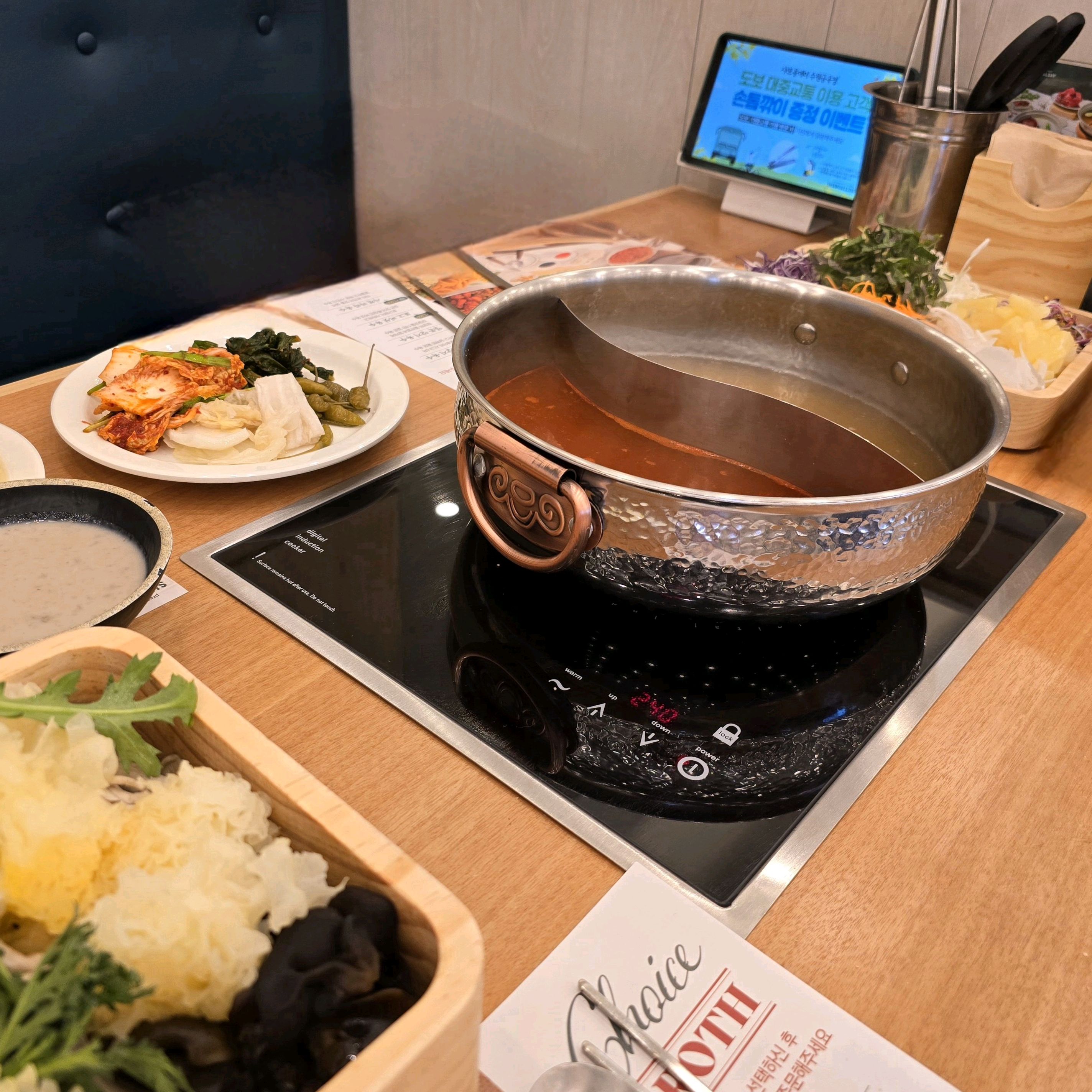 새로 오픈한 매장이라 깨끗한 매장에 - 수원 금곡동 맛집 샤브올데이 수원금곡점
