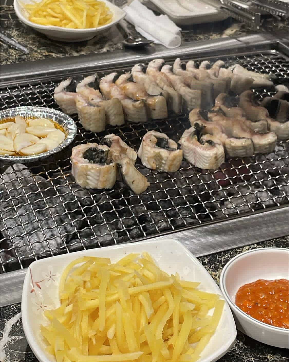 어릴 때도 가족들과 여기와서 많이 먹었었는데 오랜만에 와보니 가게 내부 인테리어가 정말 멋