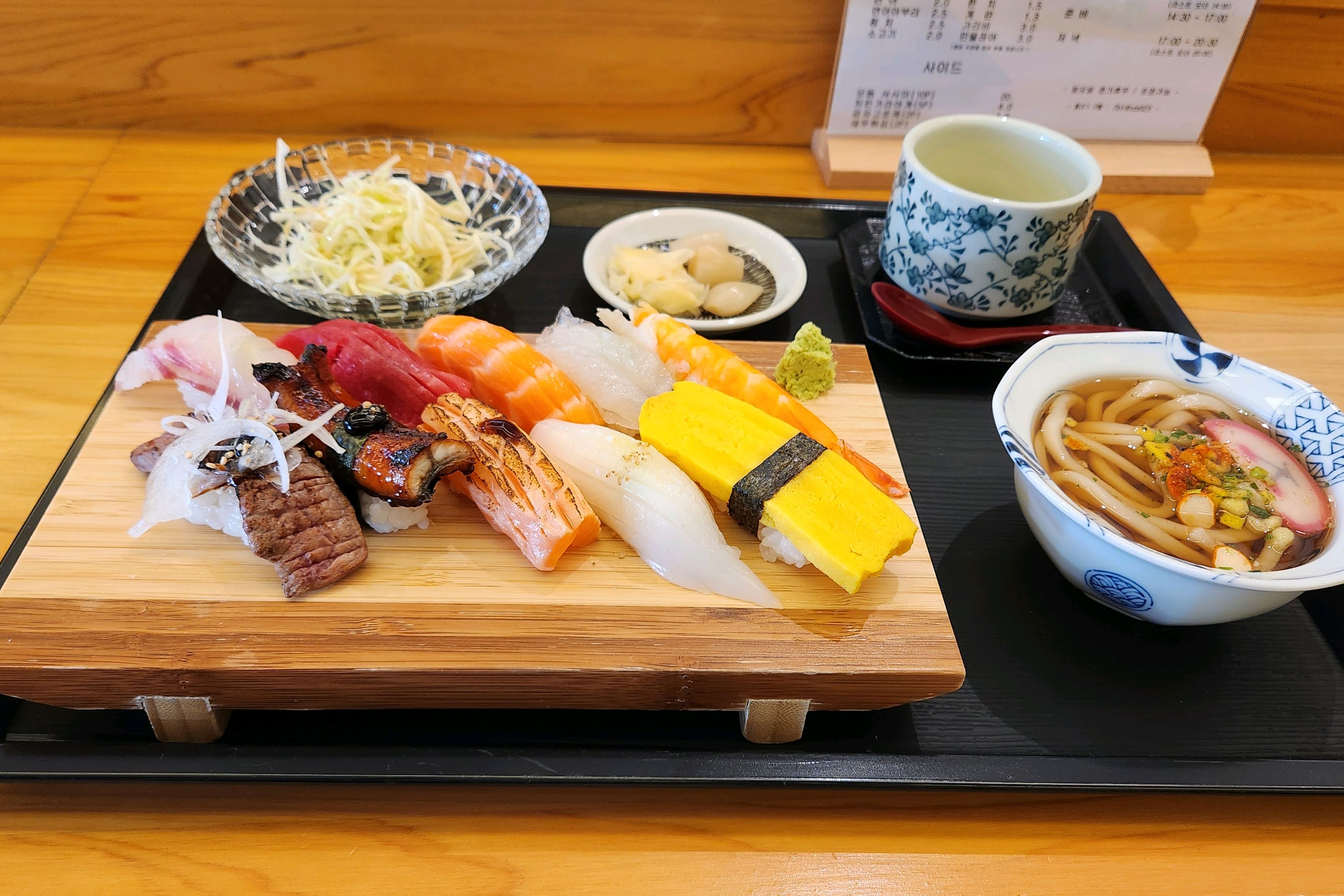 남편과 맛있는 점심 잘 먹었습니다~! 저는 A세트로 다양하게~ 생새우초밥을 좋아하는 남편