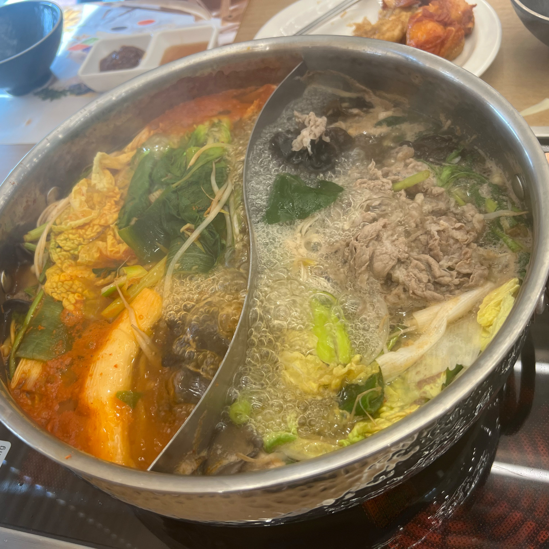 먹을줄 모르니 허둥지둥 뭘 먹었는지 모르겠네요 할인 받아서 잘먹고는 왔는데 정신없어서리 ㅎ