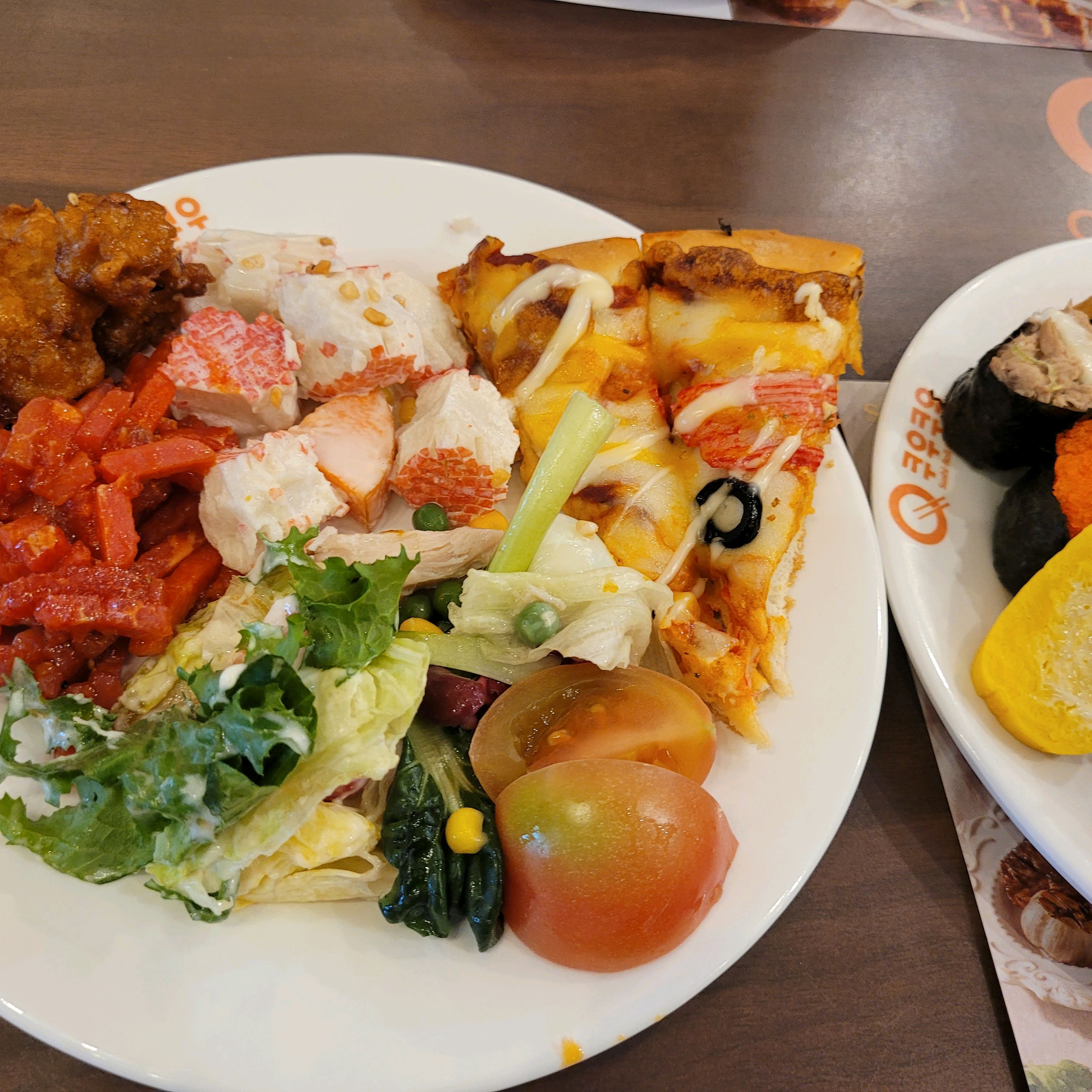 바로 입장해 직원의 친절한 안내를 받아 자리를 잡고 맛있게 먹었어요 초밥이 다 맛있었어요 - 대전 둔산동 맛집 추천 쿠우쿠우 대전둔산점
