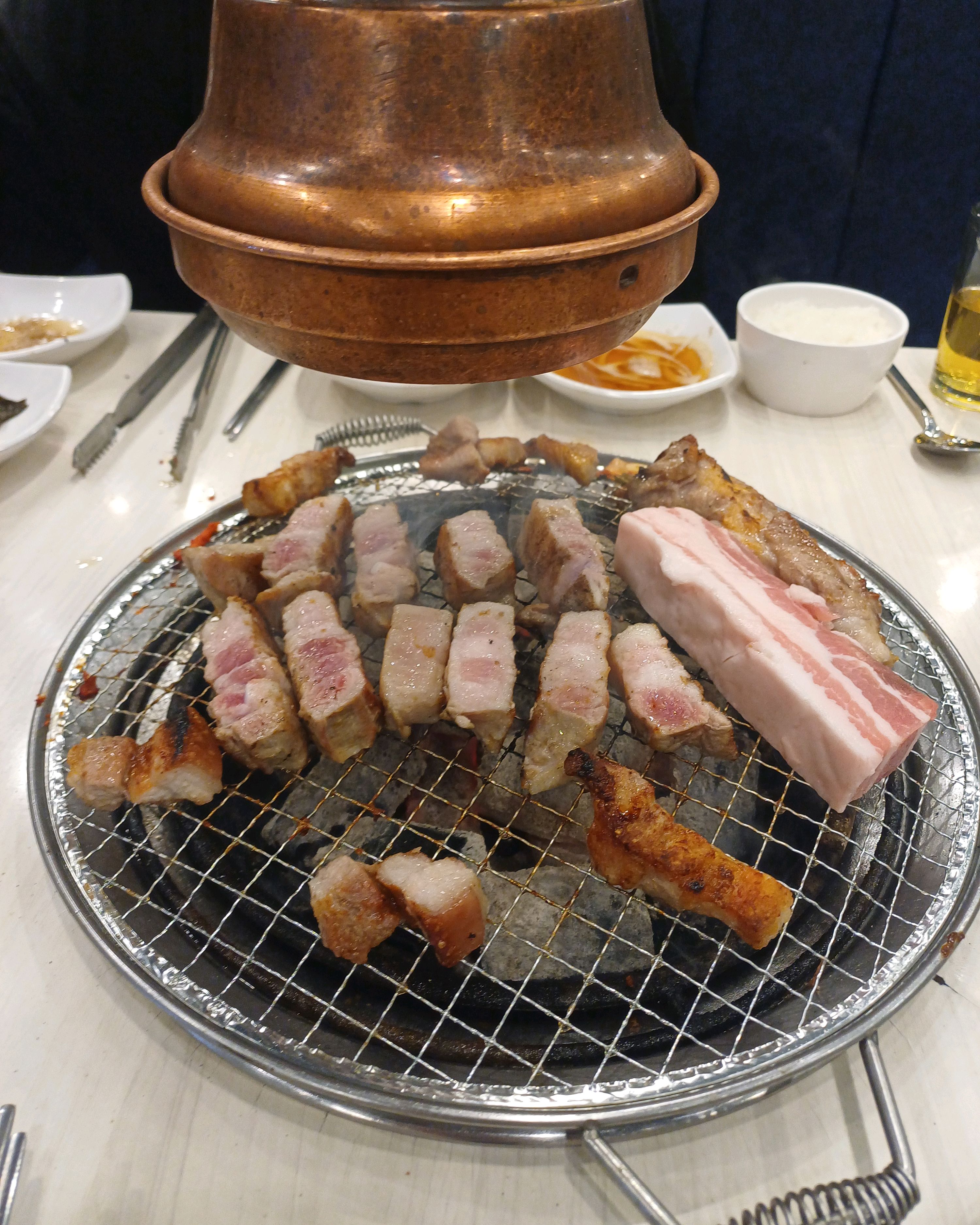명륜진사삼겹살이라고 이름을 바꿔도 될 정도로 삼겹살 상태가 훌륭합니다. 삼겹살 많이 먹고싶