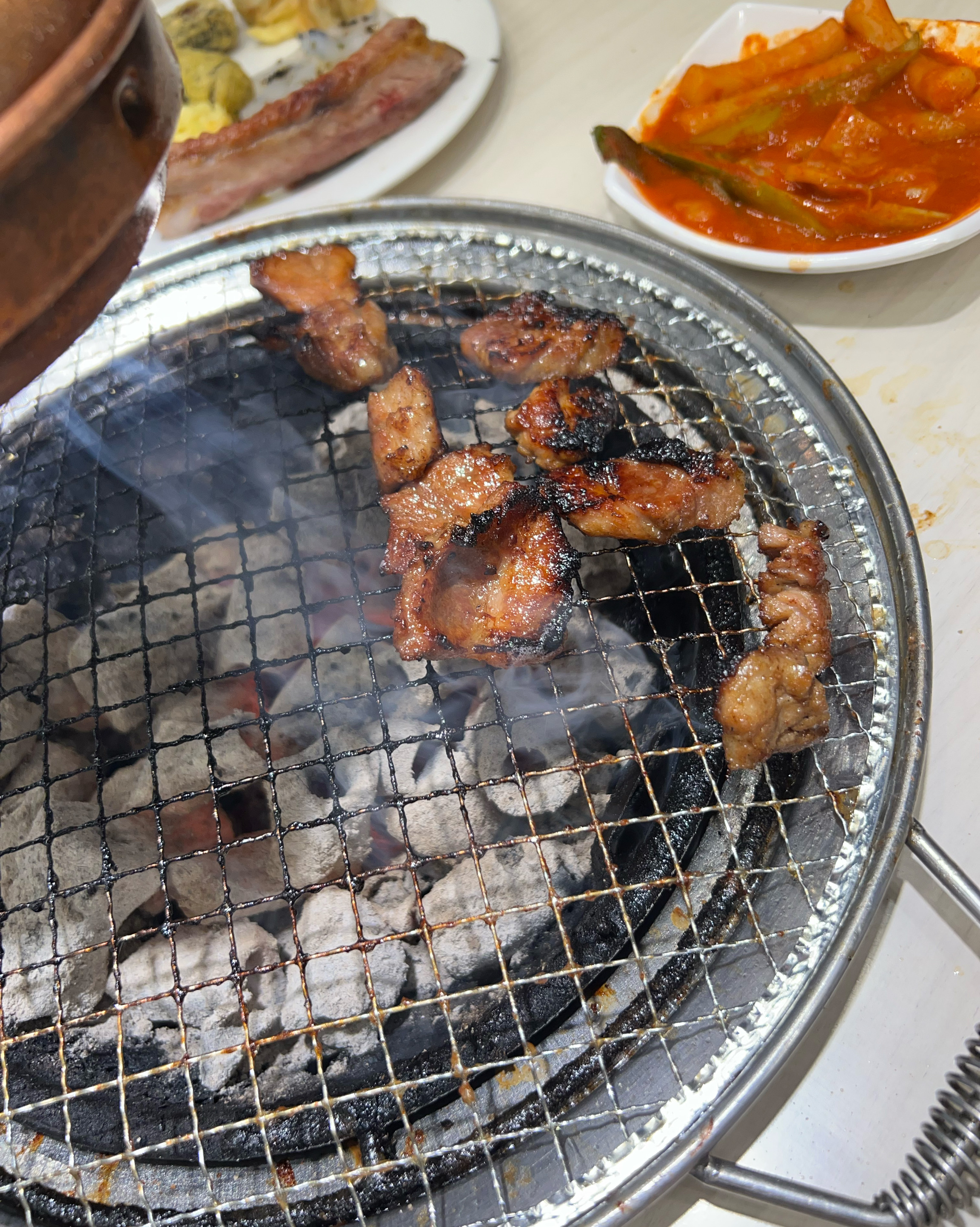 다른지점도 많이 가봤는데 사장님이랑 직원분들이 너무 친절하시고 매장바닥에 기름도없이 너무깨