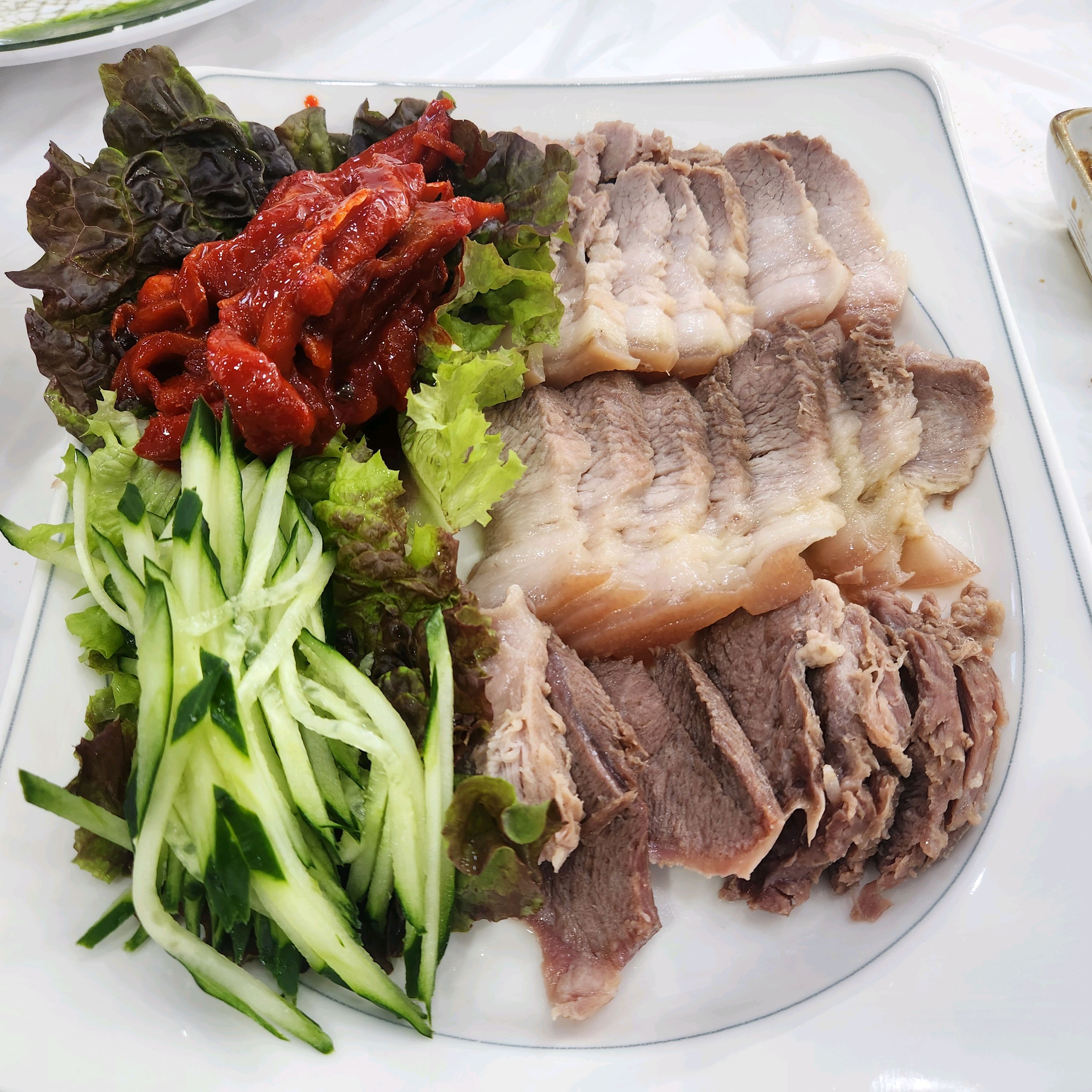 수육이 입에서 녹습니다! - 아바이마을 맛집 진미막국수