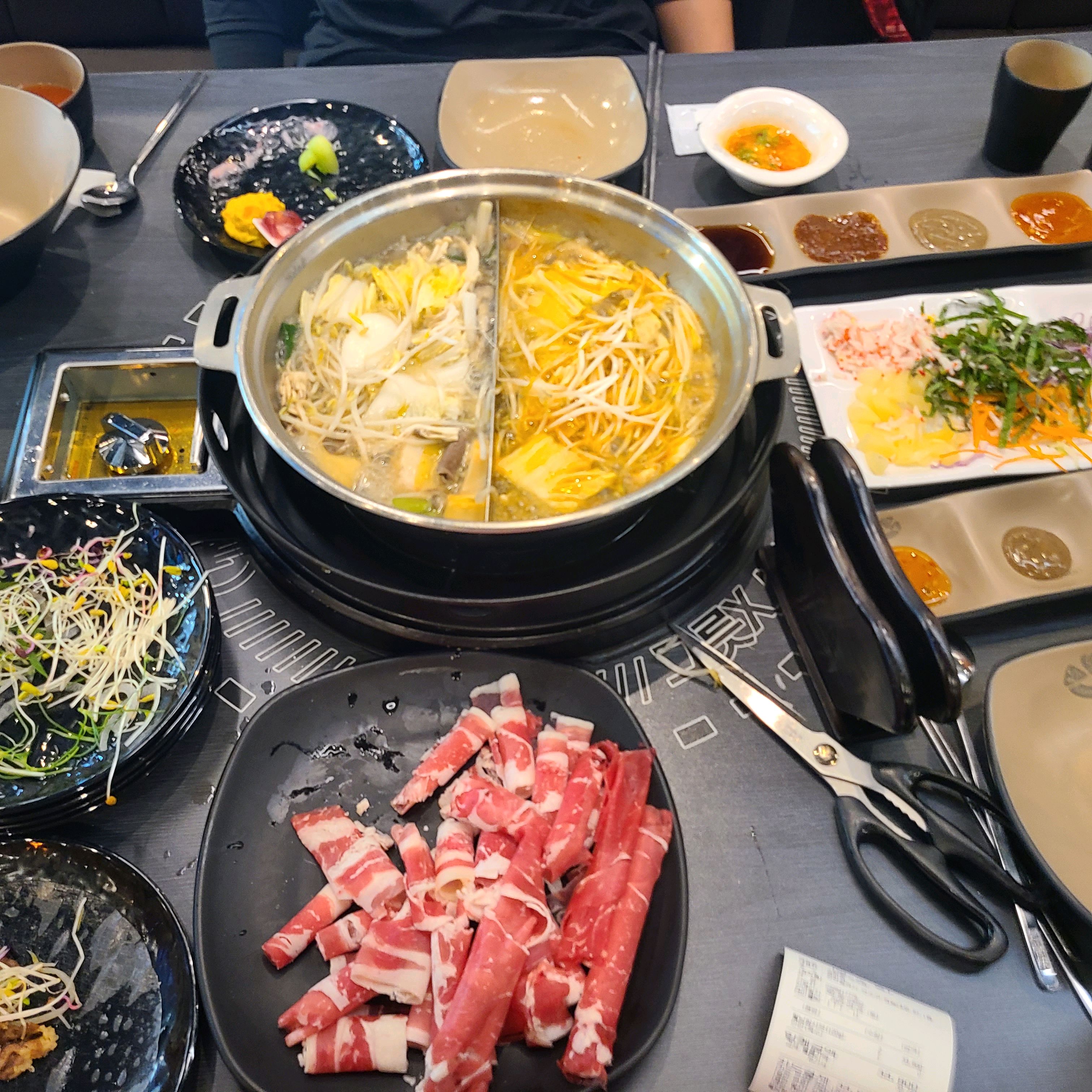 소담촌이 동네에 있어 감사히 먹고있어요 반반 육수도 무료고 신선한 야채 무한리필 되고 주차