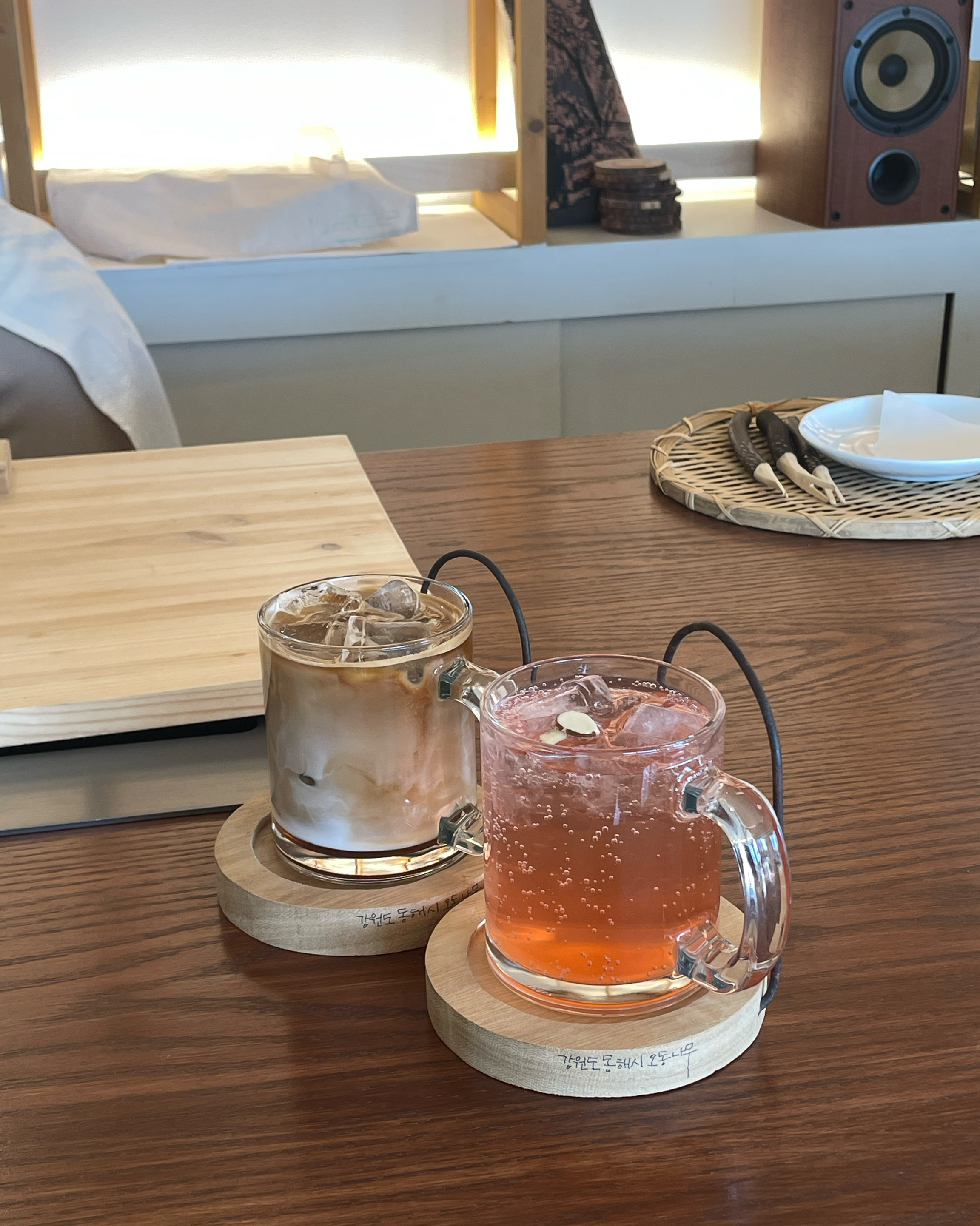 가게 중간에 위치한 큰 테이블이 매력적인 카페에요☕️ 밖에서 볼 때 확 시선이 가네욤ㅎㅎ