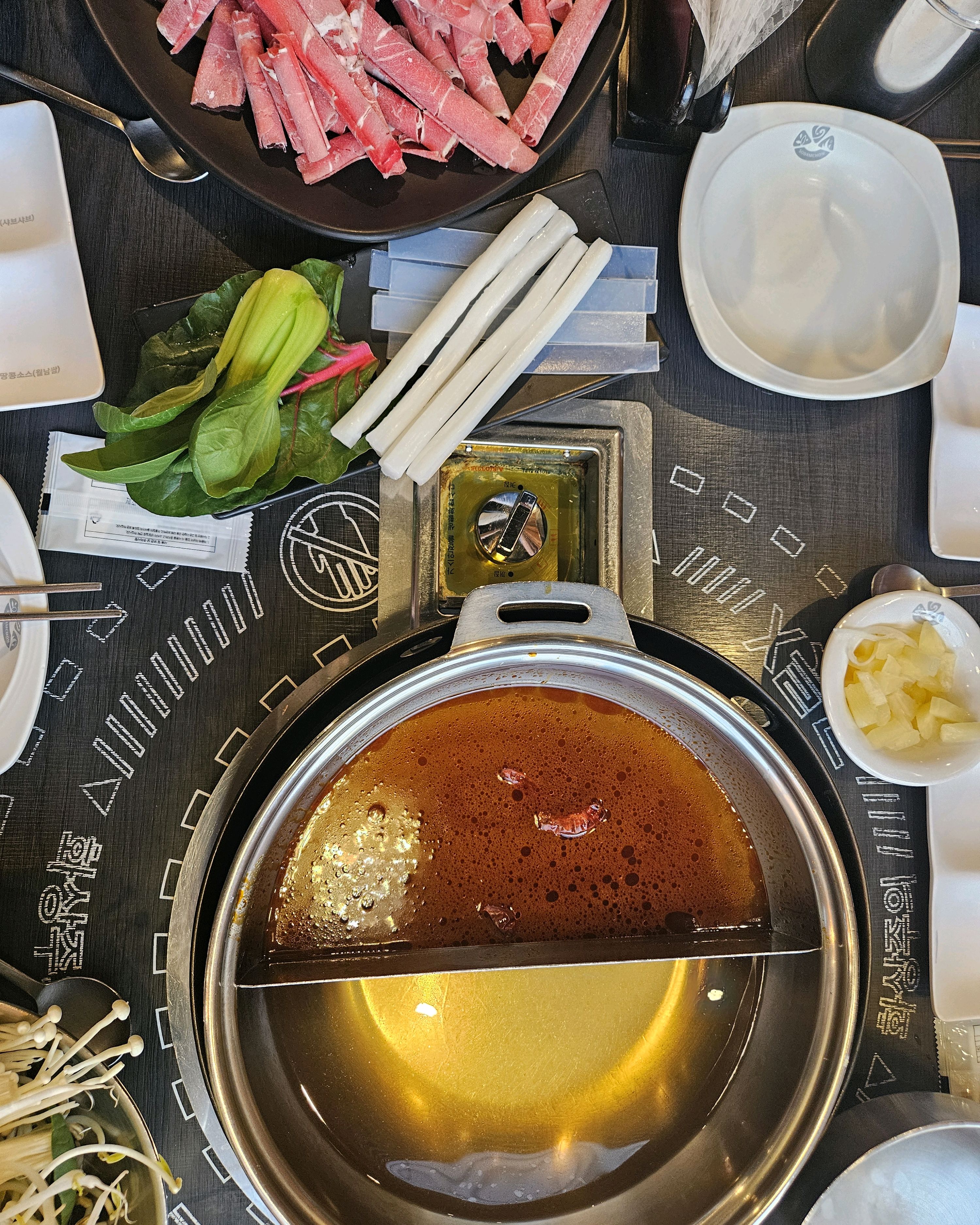 오늘은 요즘 아이들이 좋아하는 마라탕육수와 순한맛육수로 반반하여 먹었습니다. - 군산 수송동 맛집 소담촌 군산점