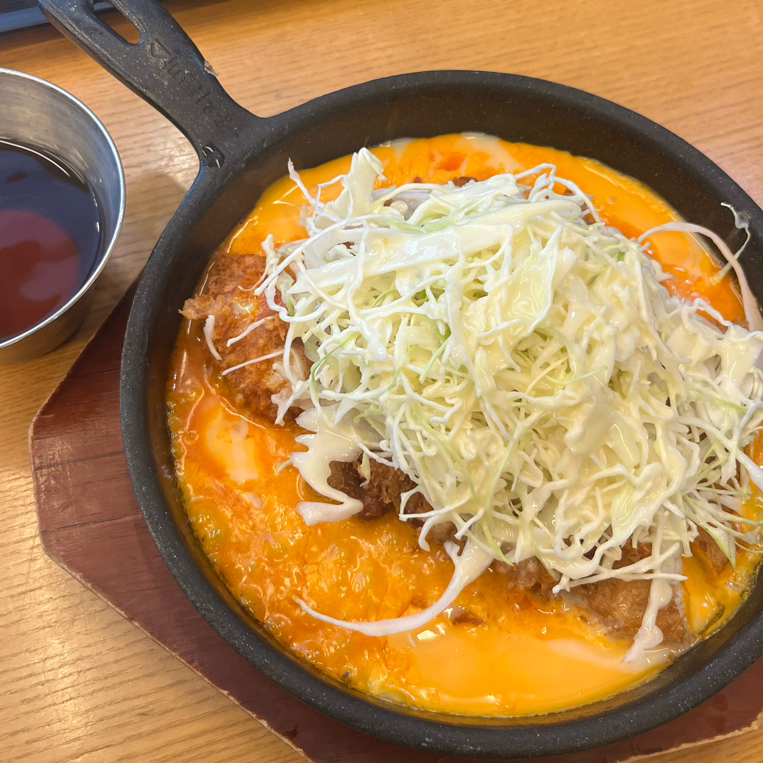 더블치즈돈까스 맛있어요!! 홍익돈까스에서만 맛볼수있는 특별한 메뉴인거같아용 안느끼하고 살짝