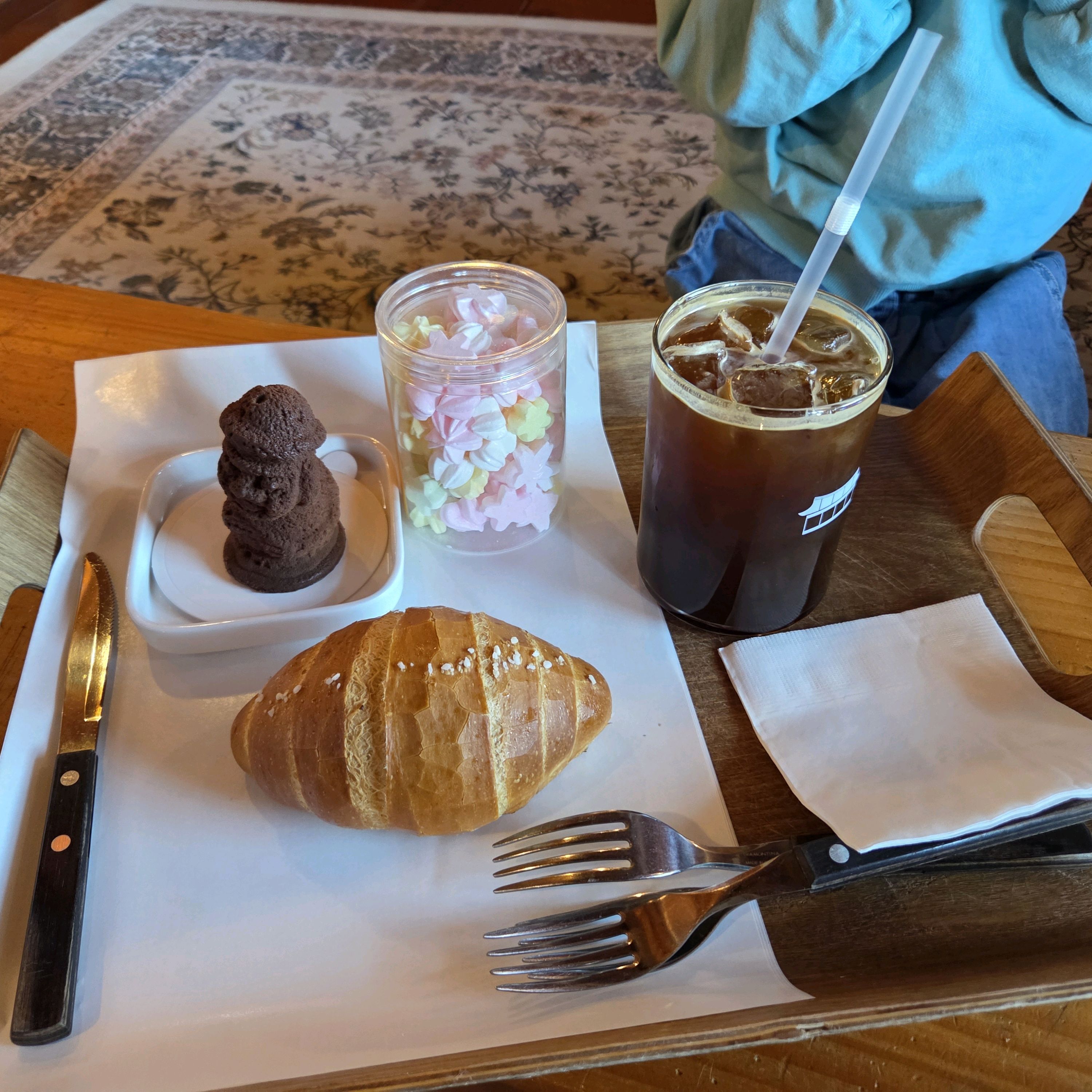바다에 돌고래 보러 왔다가 들린 대형 커피숍~ - 제주 맛집 미쁜제과