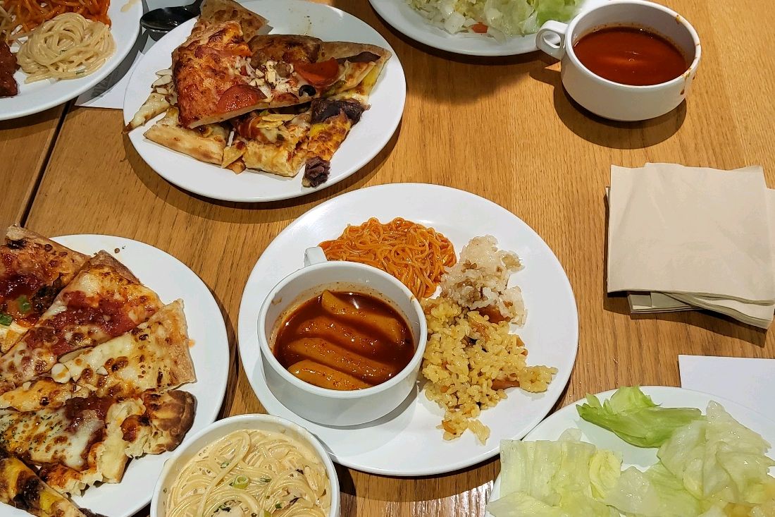 딸아이와 갔는데 연령층에 관계없이 즐길 수 - 신촌역 맛집 피자몰 신촌점