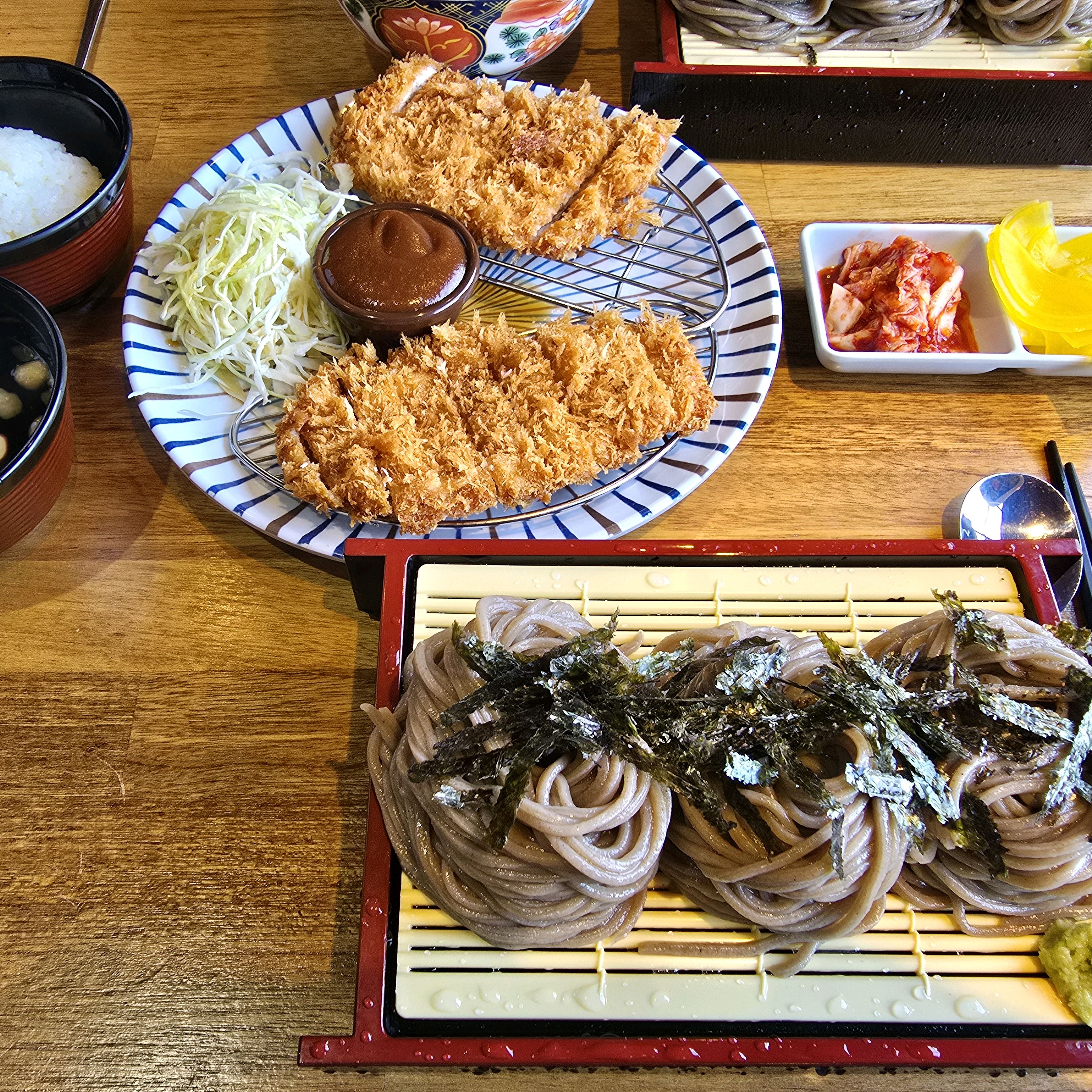보이는보다 생각이상으로 양도 괜찮고 맛도 깔끔하고 맛있네요 집에서는 좀 많이 멀긴하지만 이